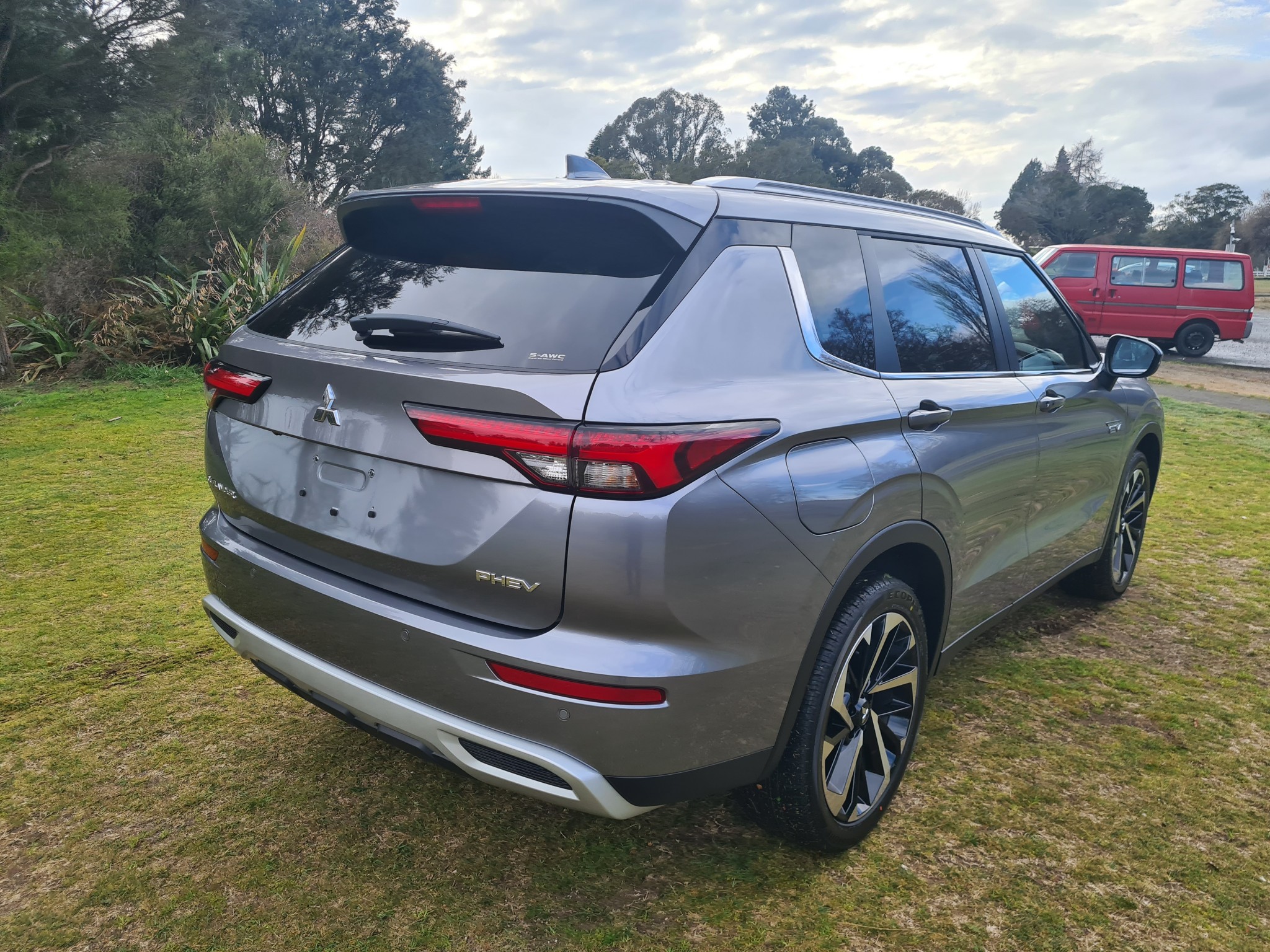 2024 Mitsubishi Outlander | XLS PHEV/4WD/AT | 18885 | 3