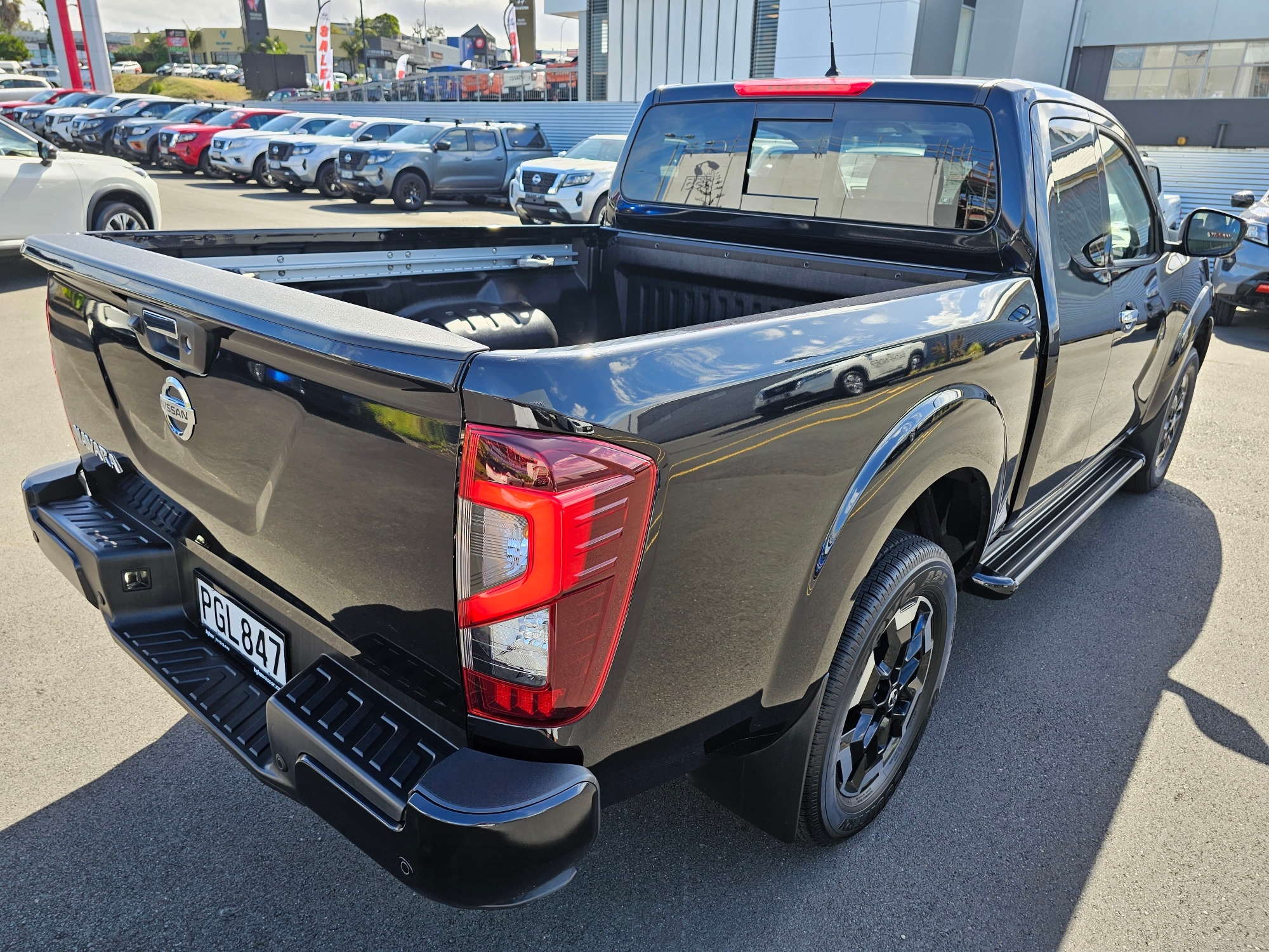 2022 Nissan Navara | STX 2.3D/4WD/7AT | 20285 | 6