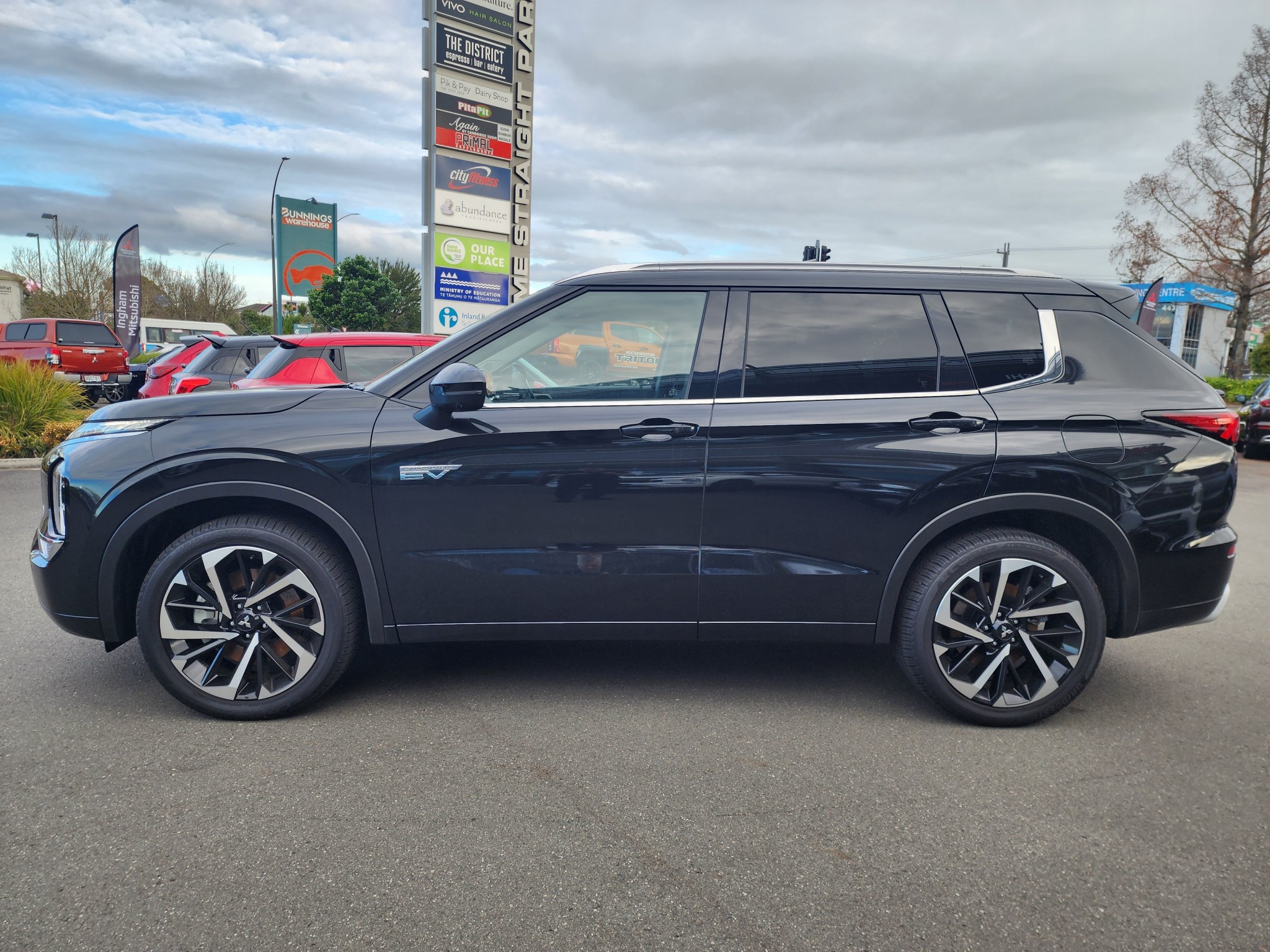 2023 Mitsubishi Outlander | VRX PHEV 4WD 7 Seat | 21878 | 3