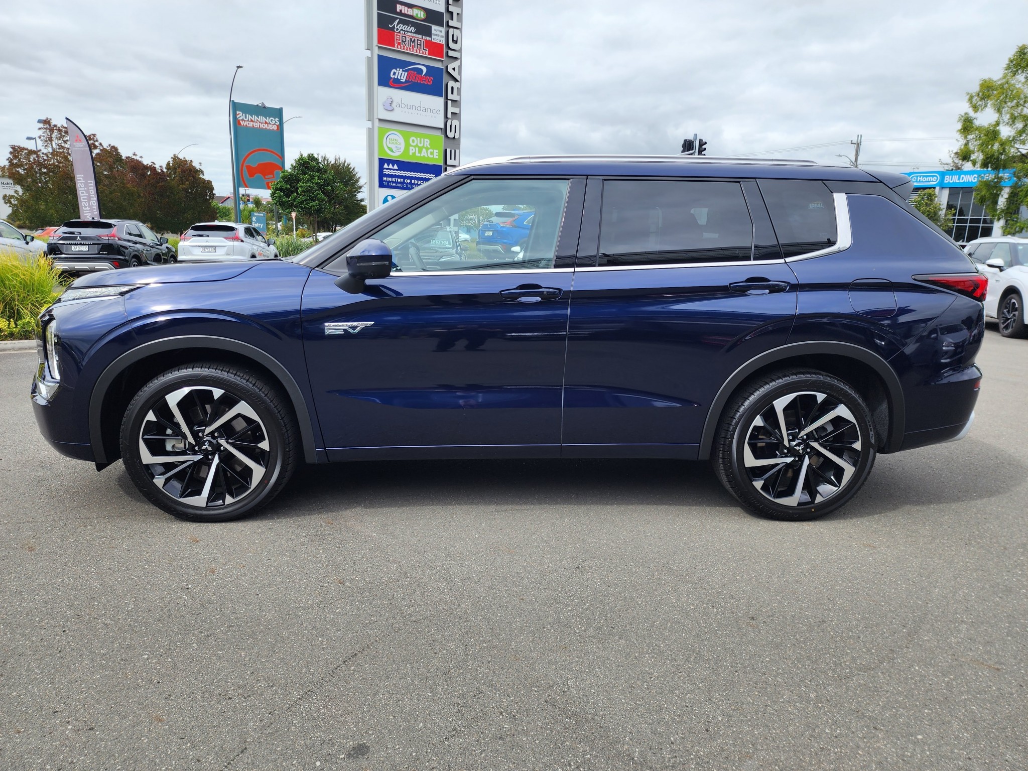 2023 Mitsubishi Outlander | VRX PHEV 4WD 7 SEATER | 22796 | 4