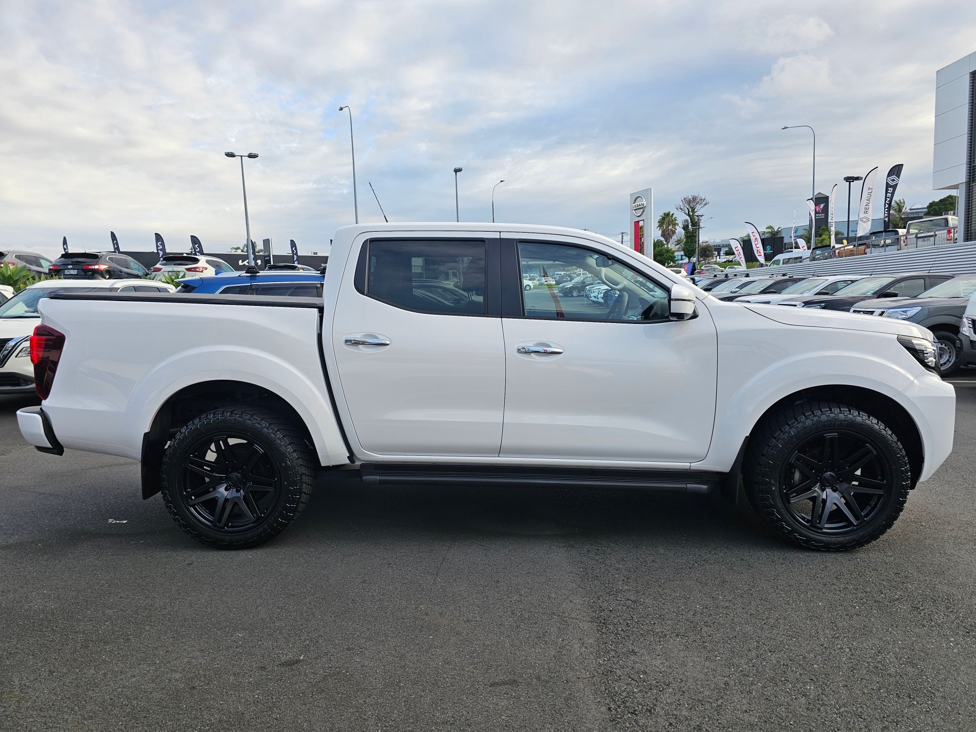 2024 Nissan Navara | ST-X i-SPORTX | 23862 | 4