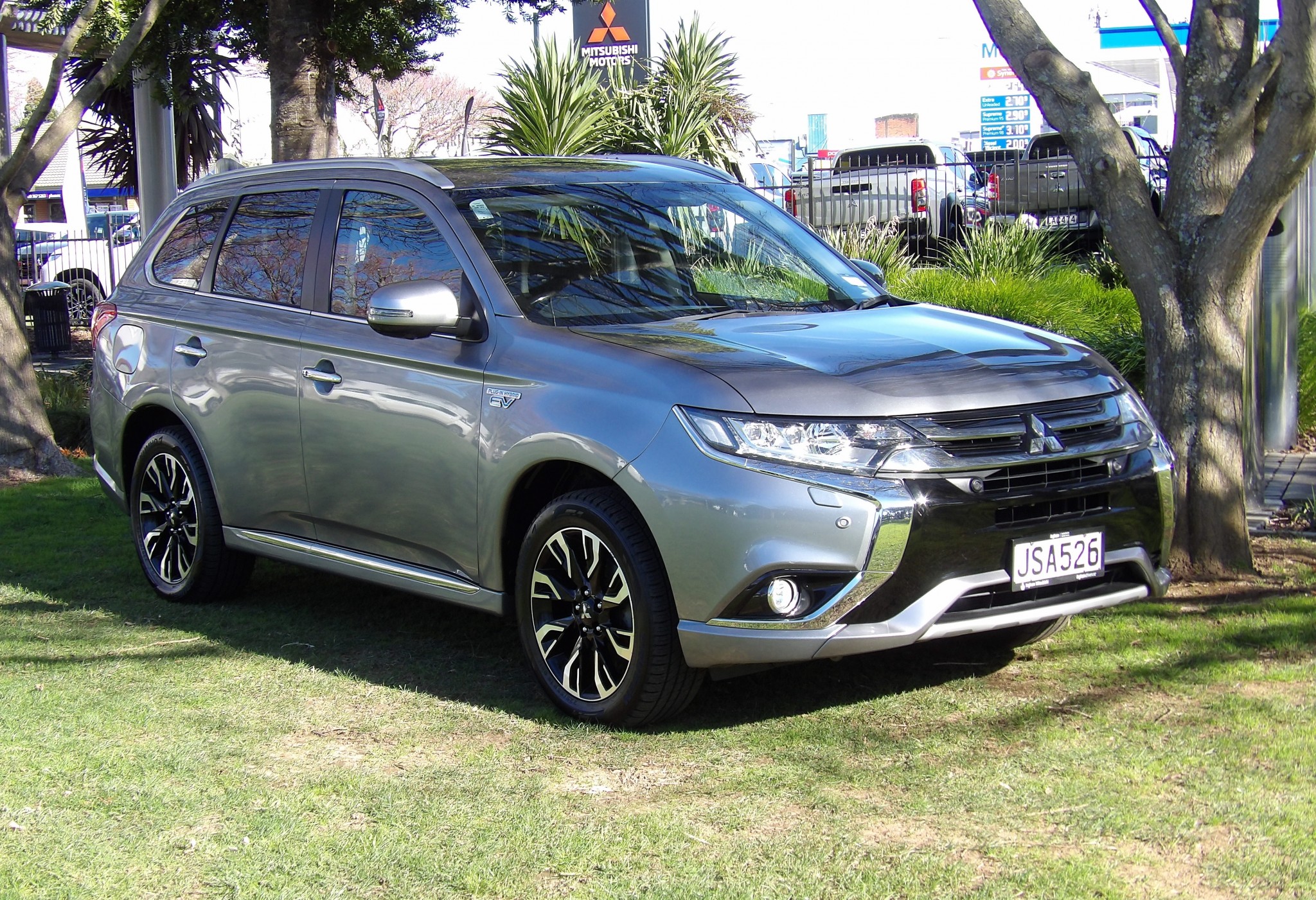 2016 Mitsubishi Outlander | VRX 2.0PHEV/4WD/1AT AUTO 5 SEAT PLUG IN HYBRID | 23979 | 1