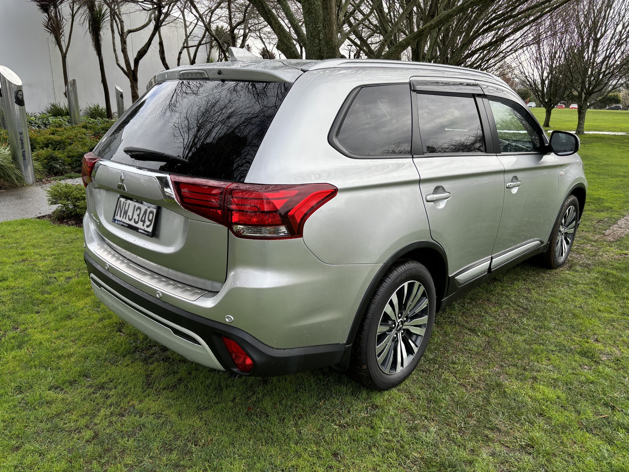 2021 Mitsubishi Outlander | LS 2.4P/CVT 2WD AUTO 7 SEAT PETROL SUV | 24238 | 5