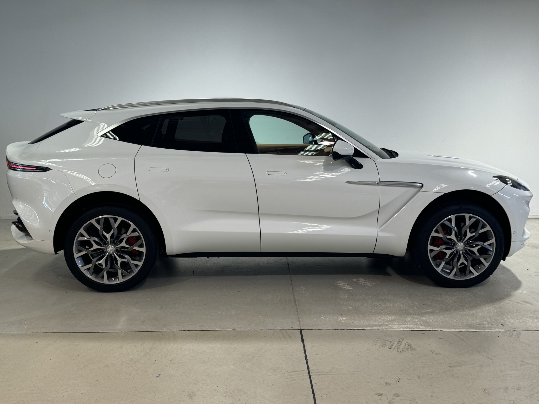 2022 ASTON MARTIN DBX | 4.0P/4WD/9AT | 24312 | 2