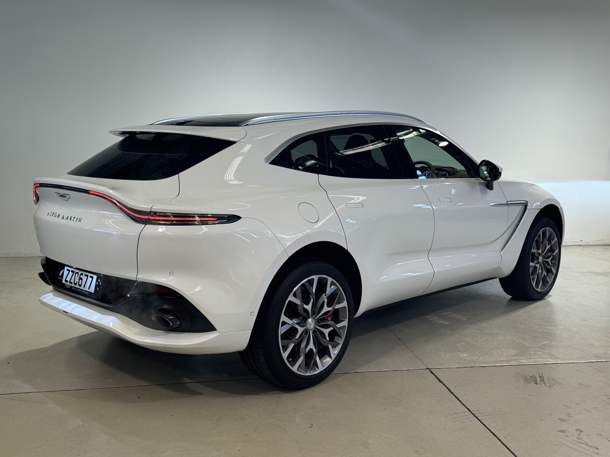 2022 ASTON MARTIN DBX | 4.0P/4WD/9AT | 24312 | 3