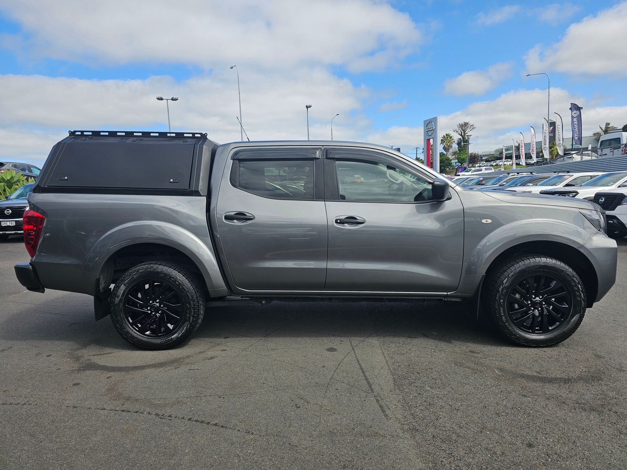 2022 Nissan Navara | SL 2.3D/6MT | 24676 | 5