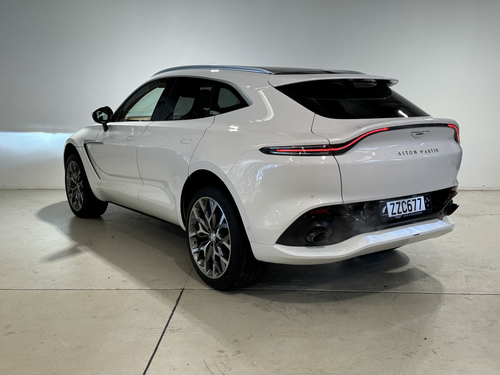 2022 ASTON MARTIN DBX | 4.0P/4WD/9AT | 24312 | 4