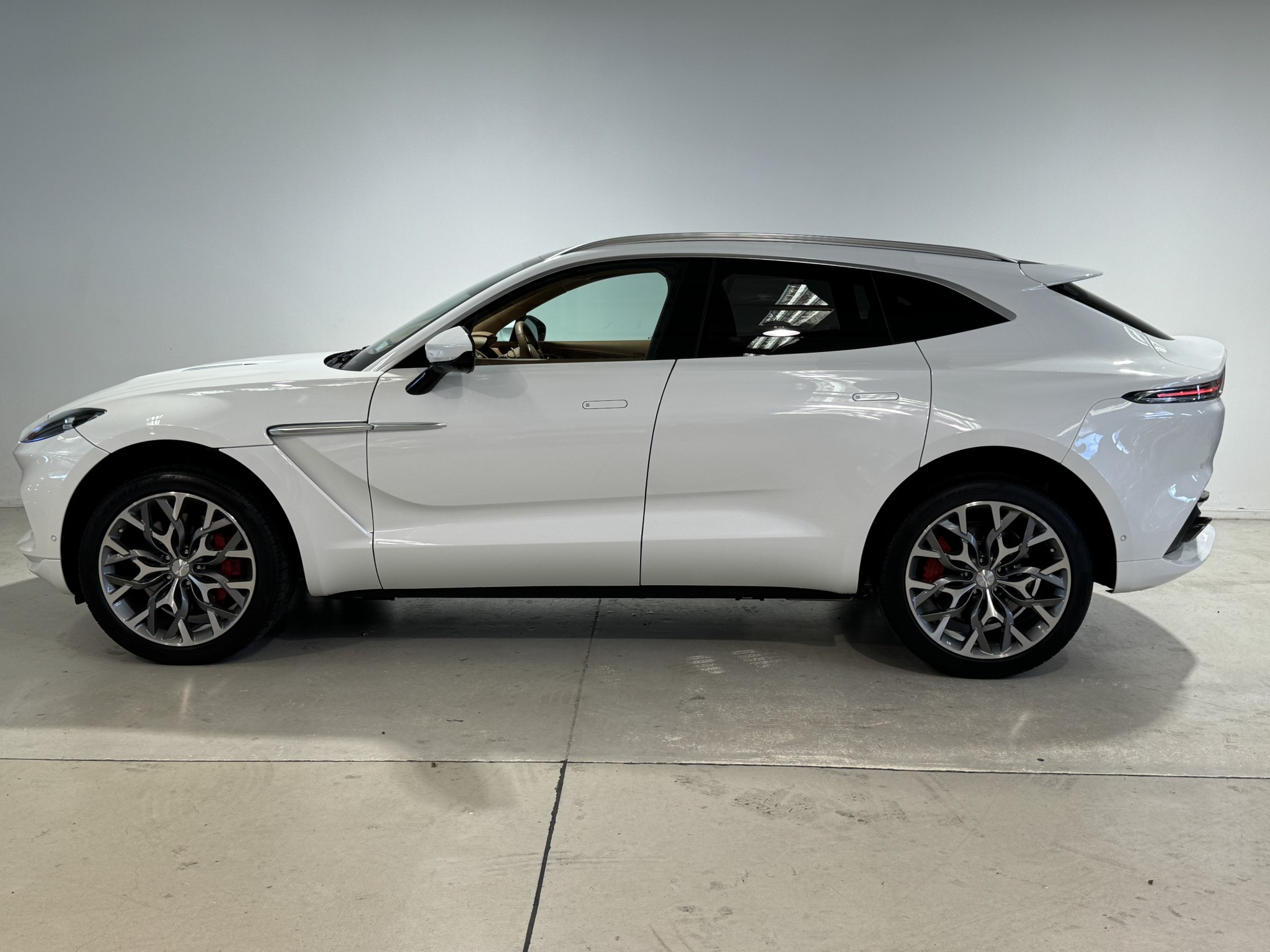 2022 ASTON MARTIN DBX | 4.0P/4WD/9AT | 24312 | 5