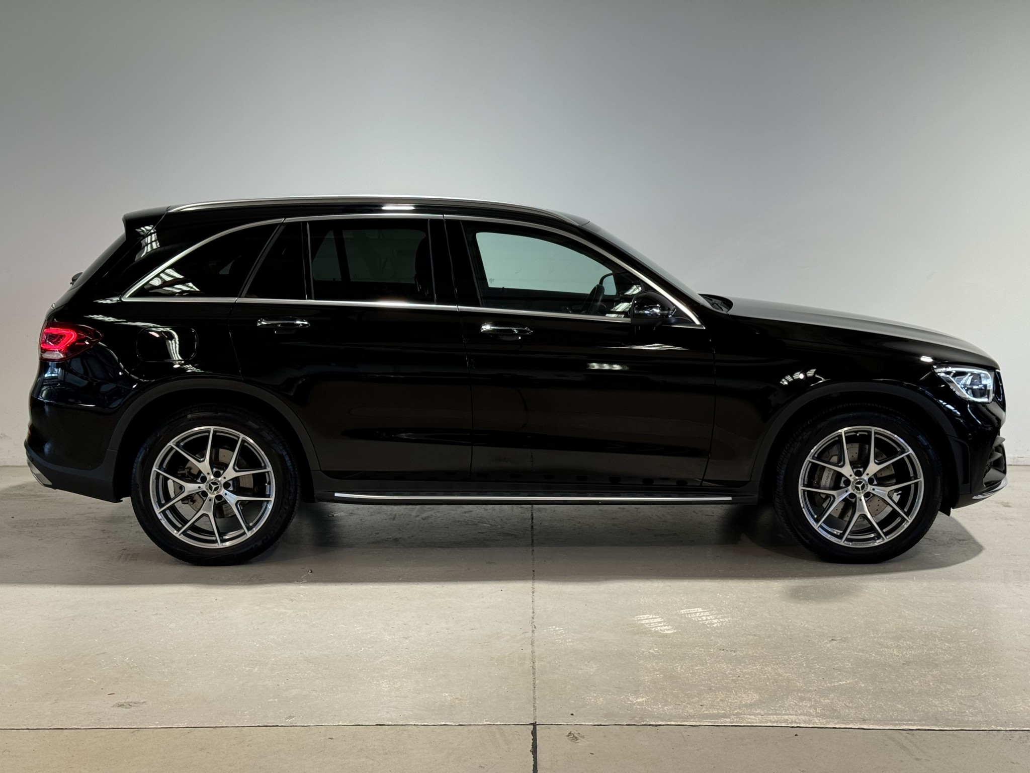 2023 Mercedes-Benz GLC 300 | GLC 300 SUV 2.0P/4WD/9AT | 24349 | 2