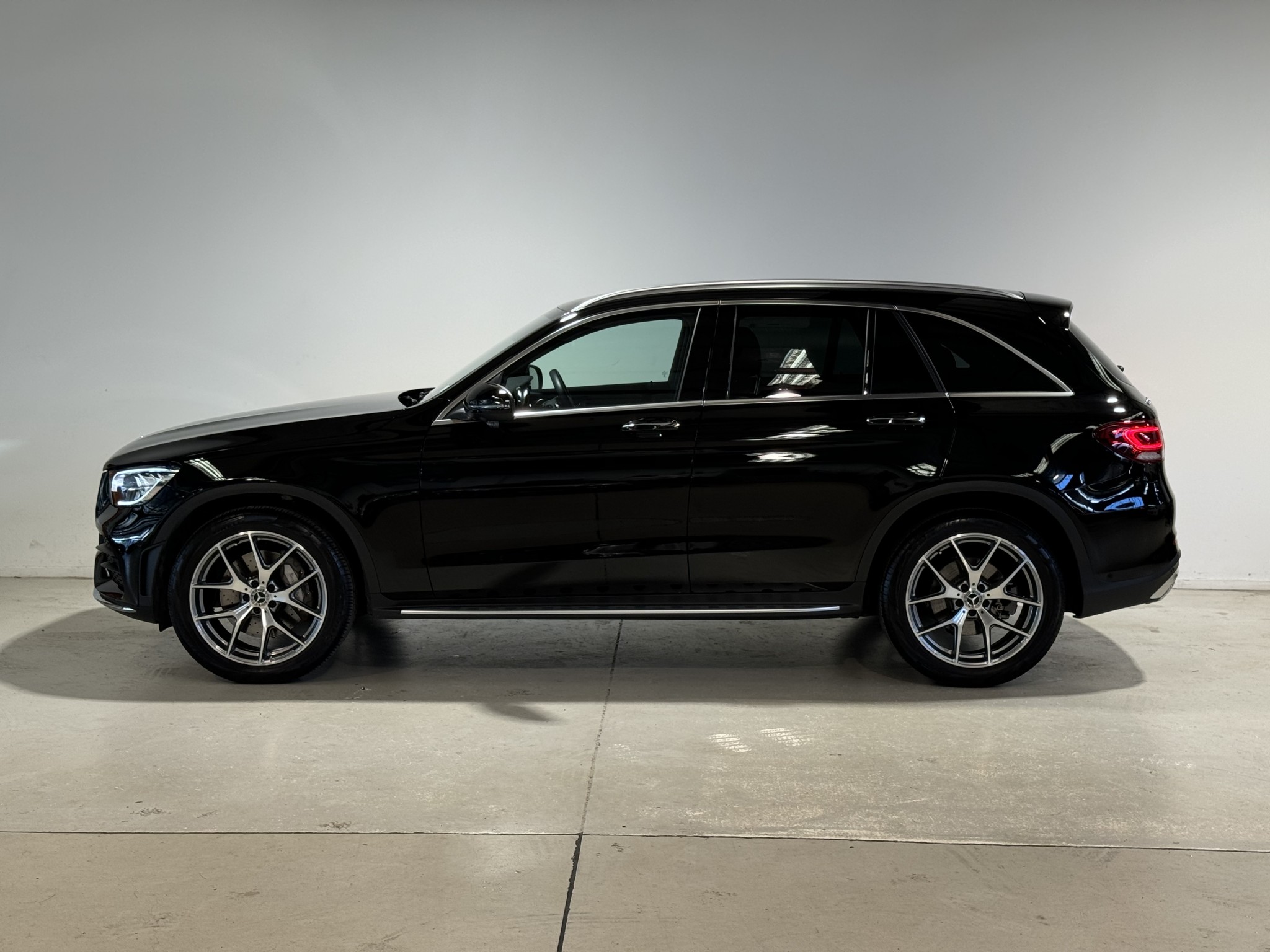 2023 Mercedes-Benz GLC 300 | GLC 300 SUV 2.0P/4WD/9AT | 24349 | 6