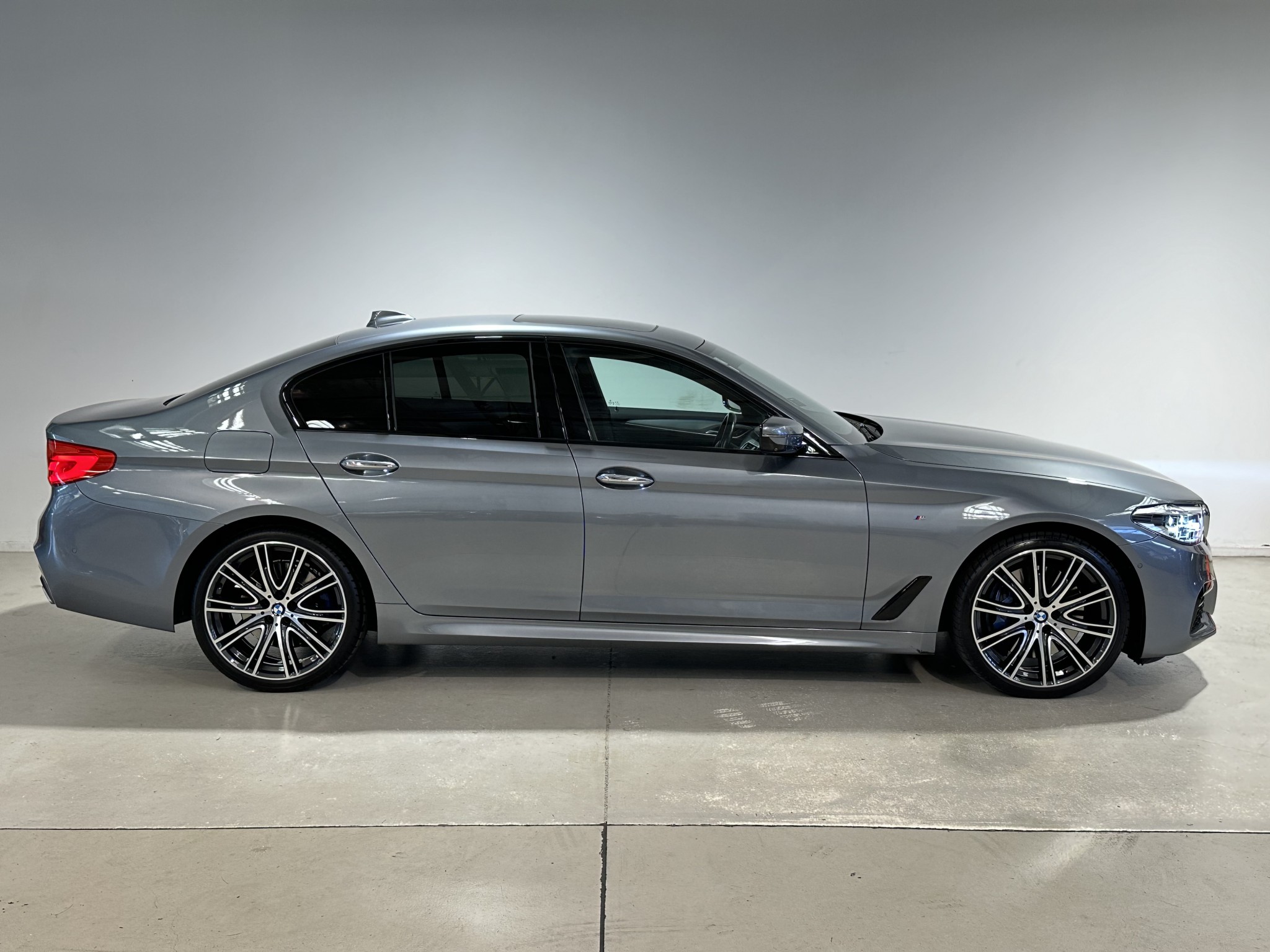 2017 BMW 5 SERIES | 540I 3.0P/8AT | 24690 | 2