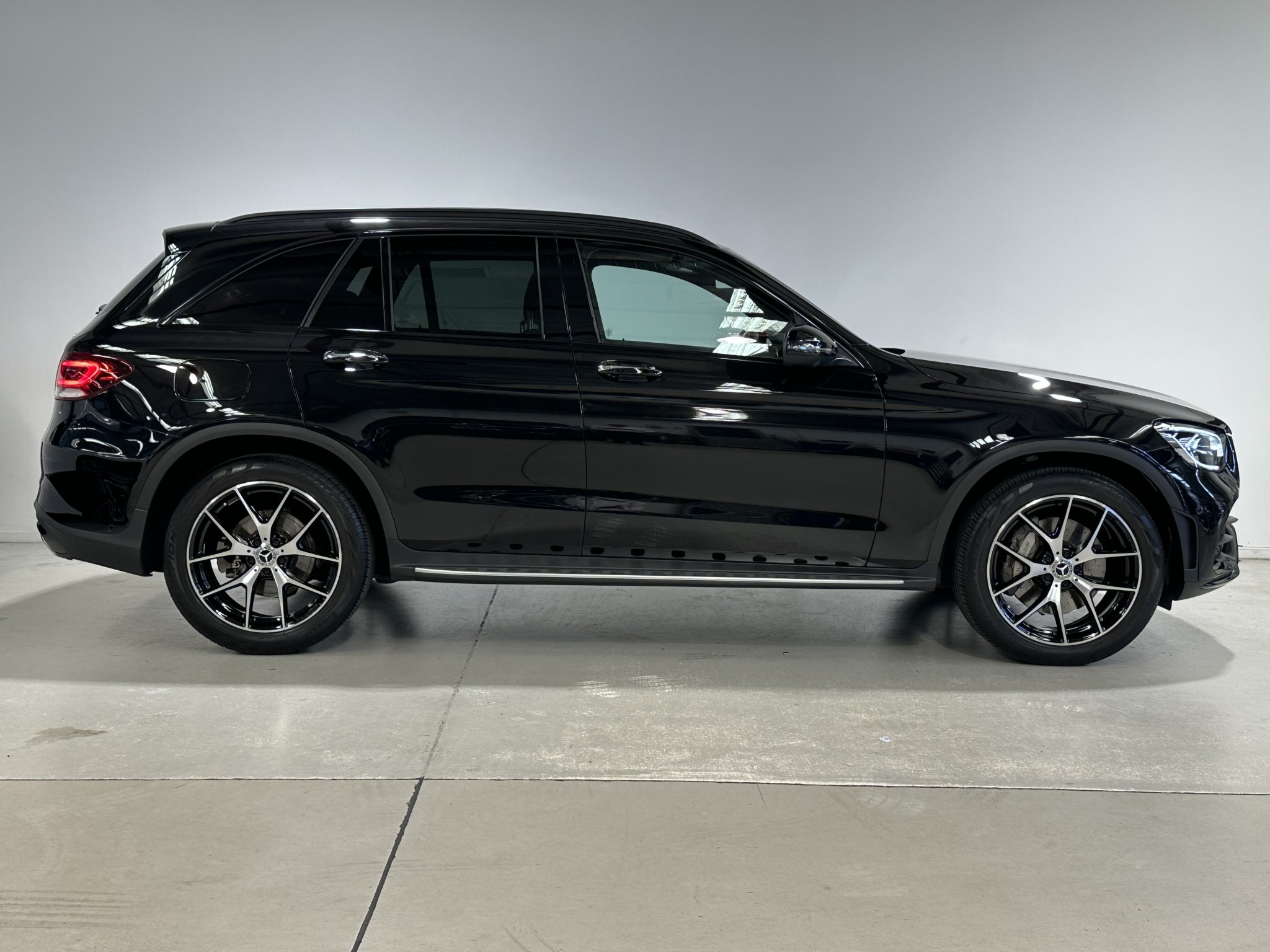 2023 Mercedes-Benz GLC 300 | 2.0P/4WD/9AT | 22098 | 2