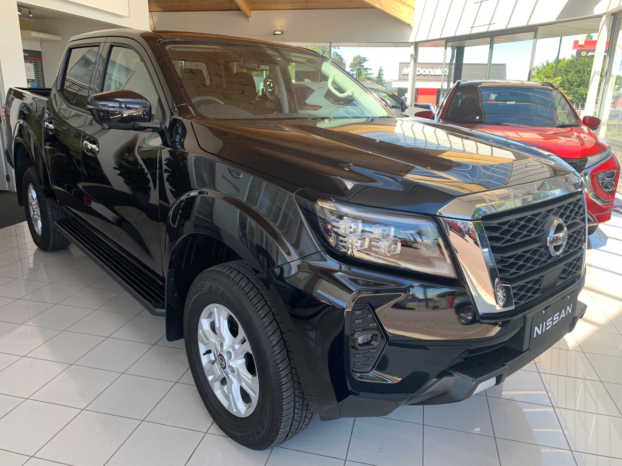 2024 Nissan Navara | ST 2.3D/4WD/7AT | 25609 | 1