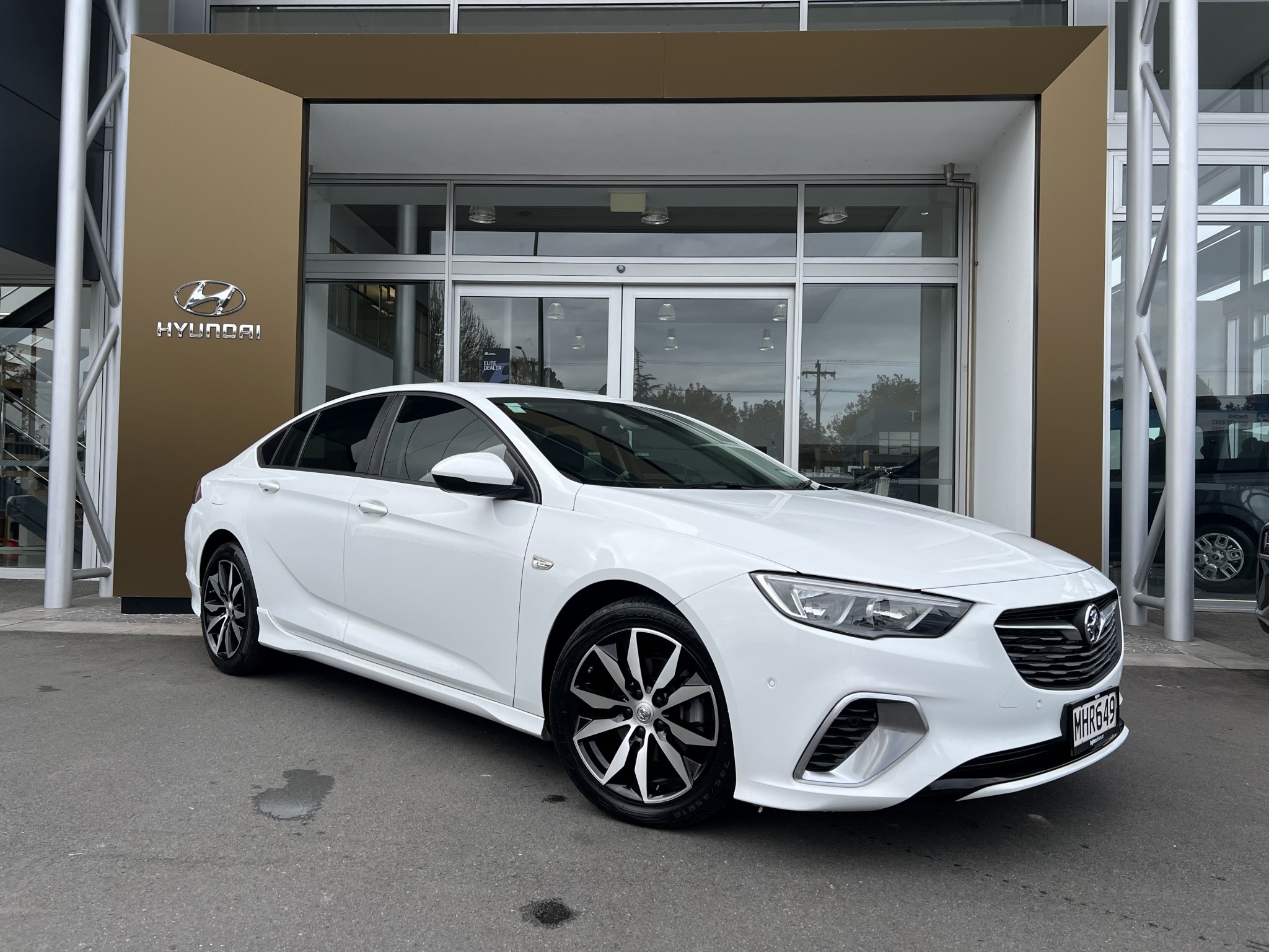 2019 Holden Commodore | RS 2.0T HATCH | 23586 | 1