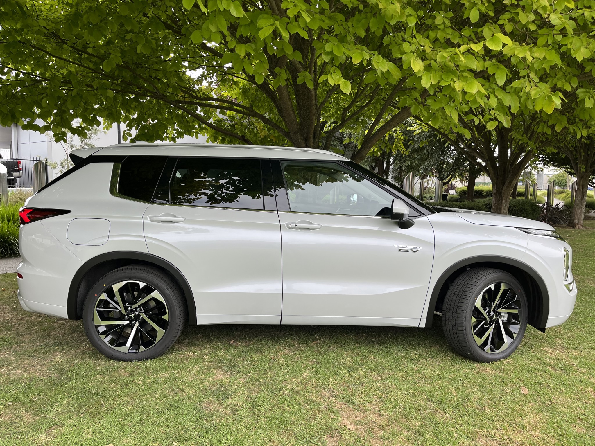 2023 Mitsubishi Outlander | VRX PHEV/4WD/AUTO 7 SEAT Plug In Petrol Hybrid | 23675 | 3