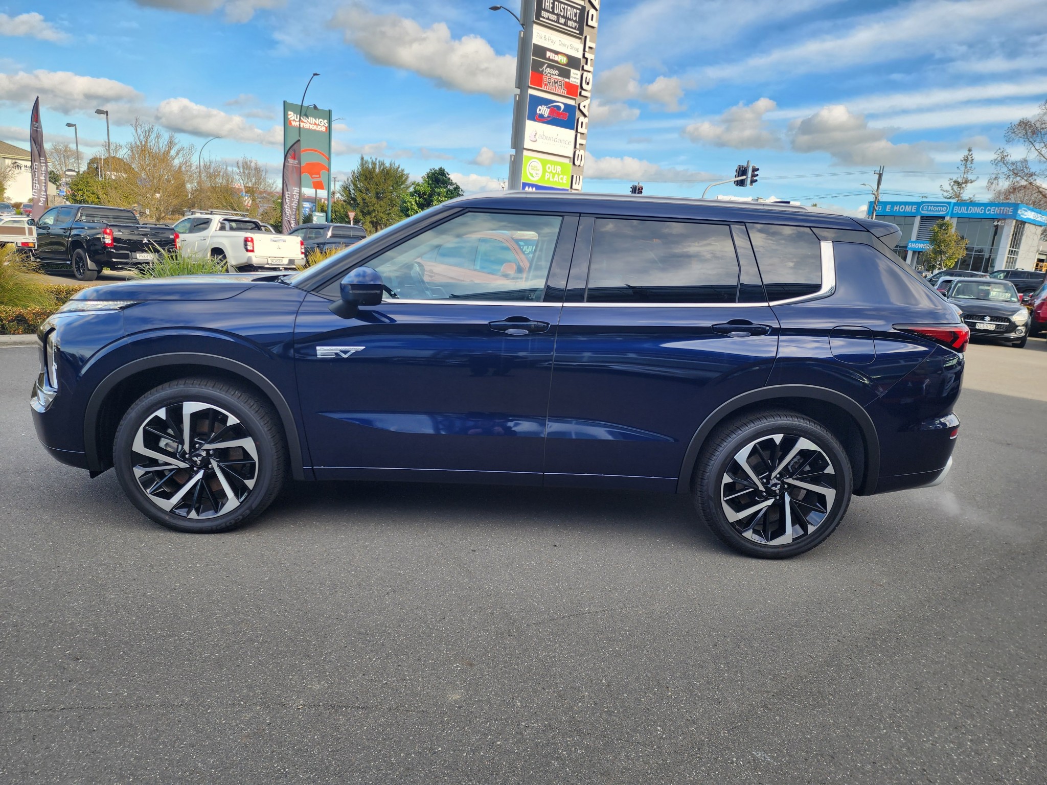 2023 Mitsubishi Outlander | VRX PHEV 4WD 7 Seats  | 22351 | 3