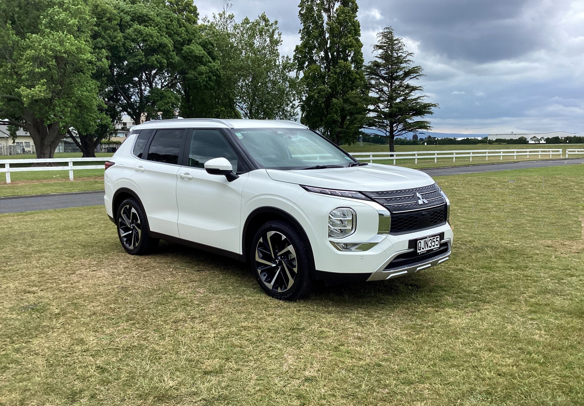 2024 Mitsubishi Outlander | XLS, AWD, 2.5L Petrol, CVT, 7 Seat, SUV.  | 25072 | 1