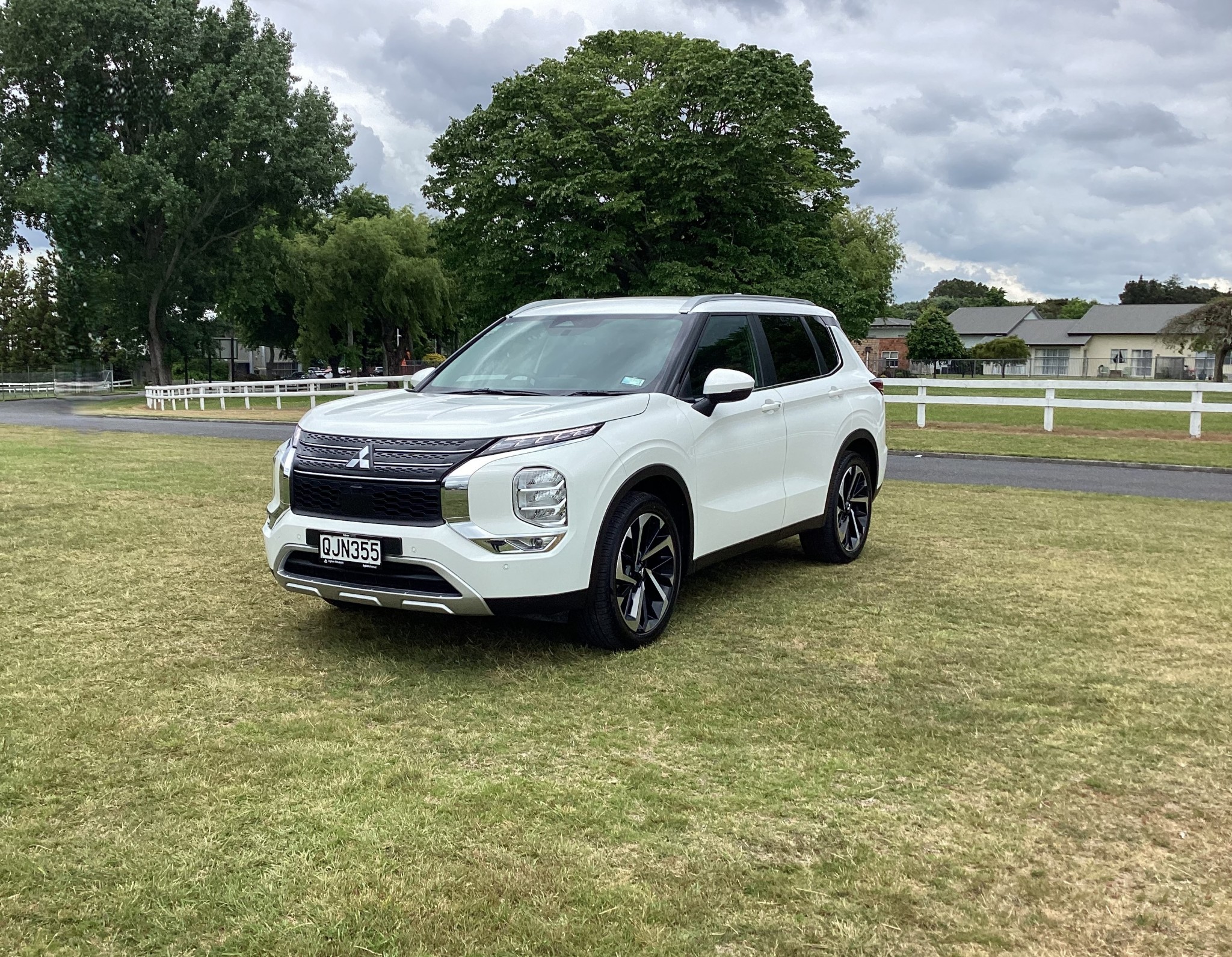 2024 Mitsubishi Outlander | XLS, AWD, 2.5L Petrol, CVT, 7 Seat, SUV.  | 25072 | 3