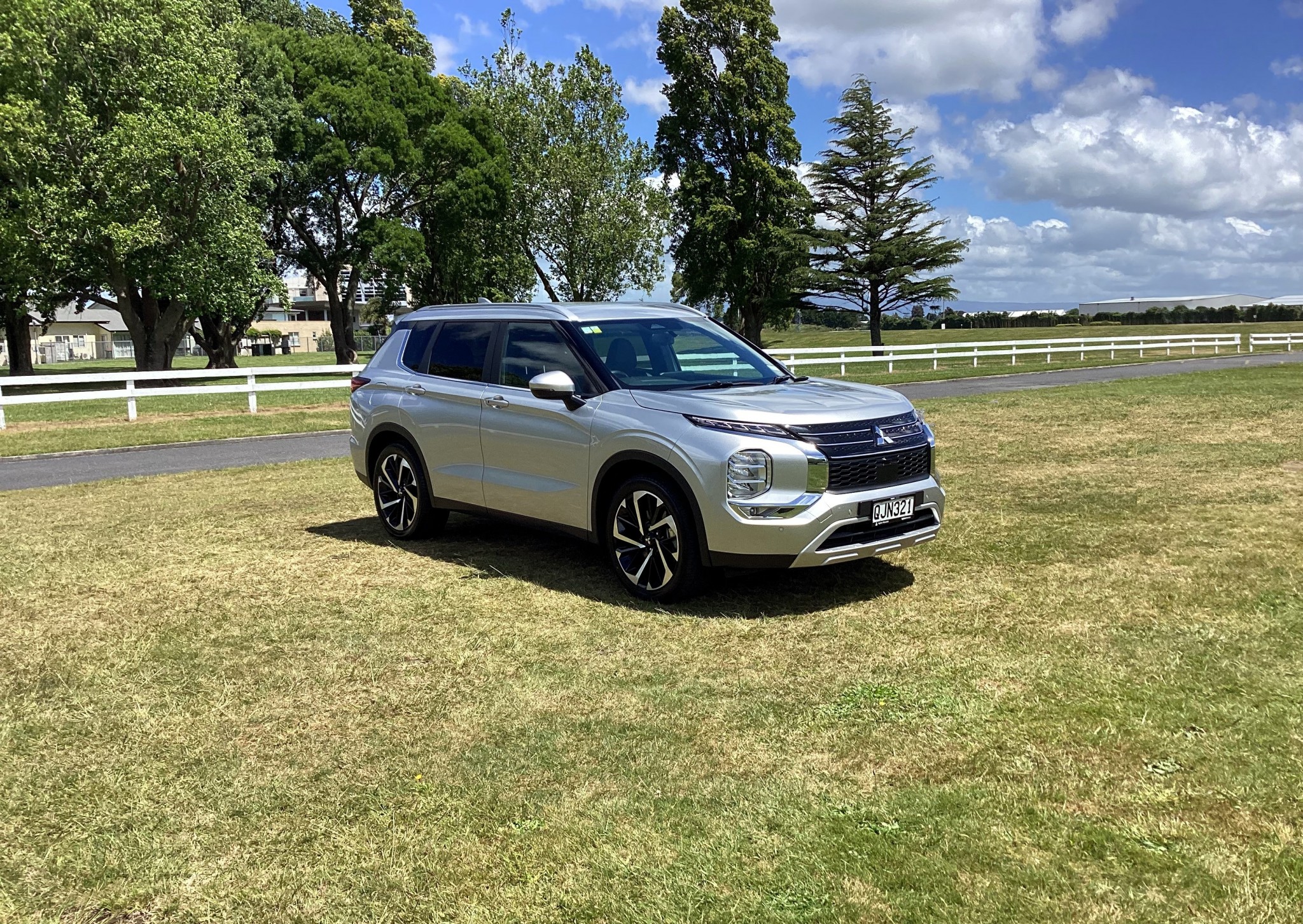 2024 Mitsubishi Outlander | AWD, XLS, 2.5L Petrol, CVT, 7 Seat, SUV. | 25190 | 1