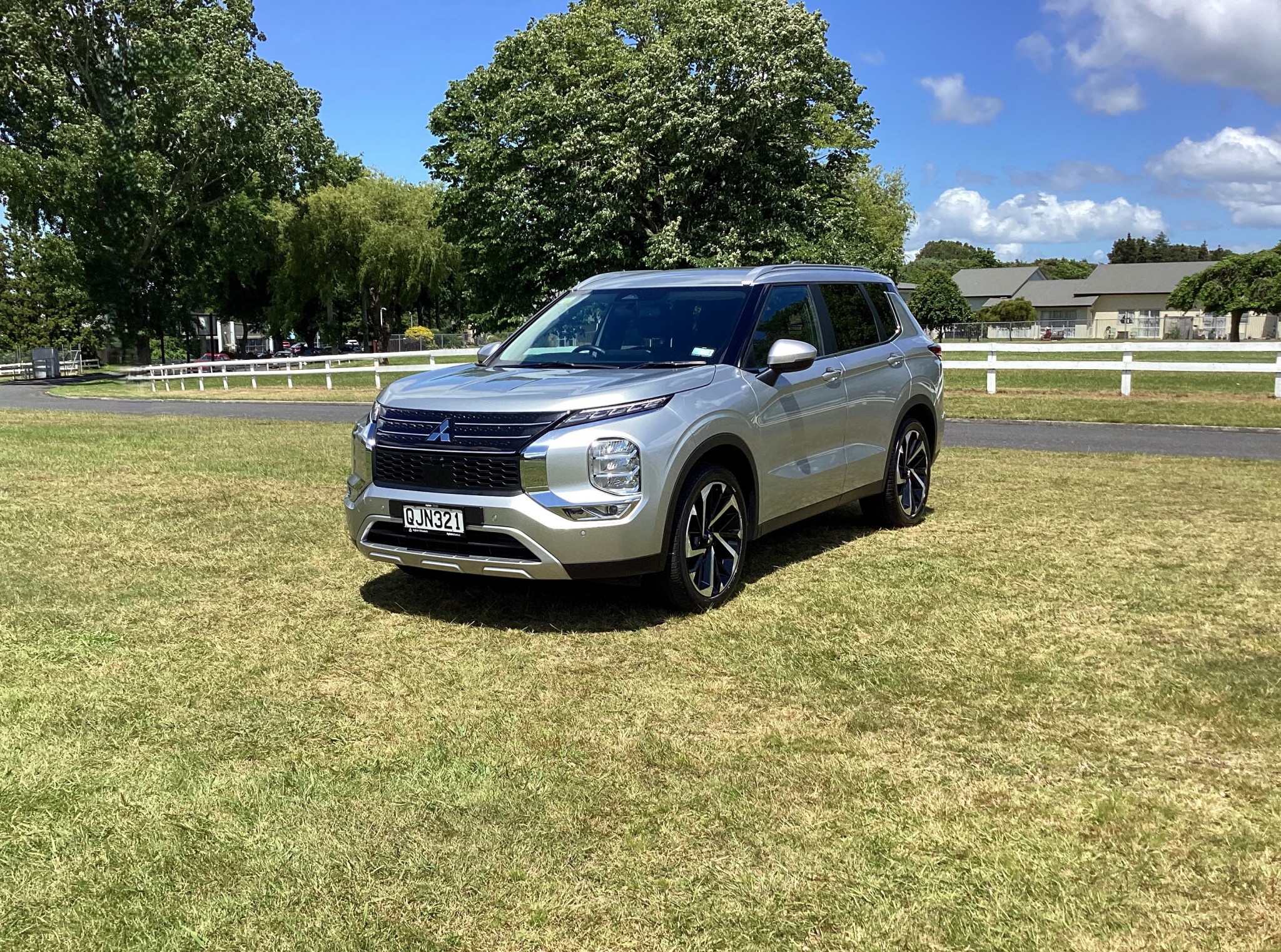 2024 Mitsubishi Outlander | AWD, XLS, 2.5L Petrol, CVT, 7 Seat, SUV. | 25190 | 3