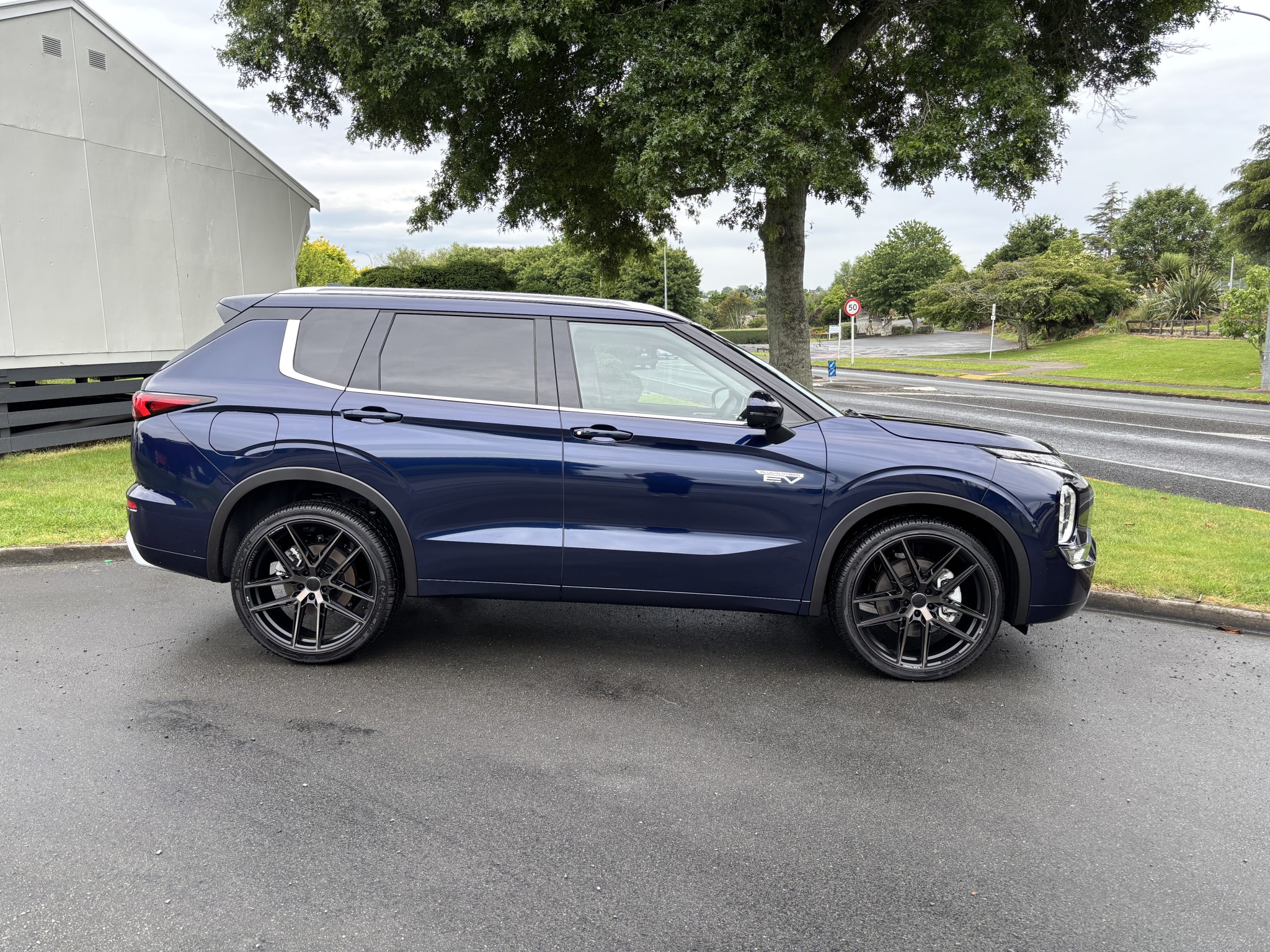 2023 Mitsubishi Outlander | VRX PHEV/4WD/AUTO 2.4 Plug in Hybrid AWD | 23674 | 3