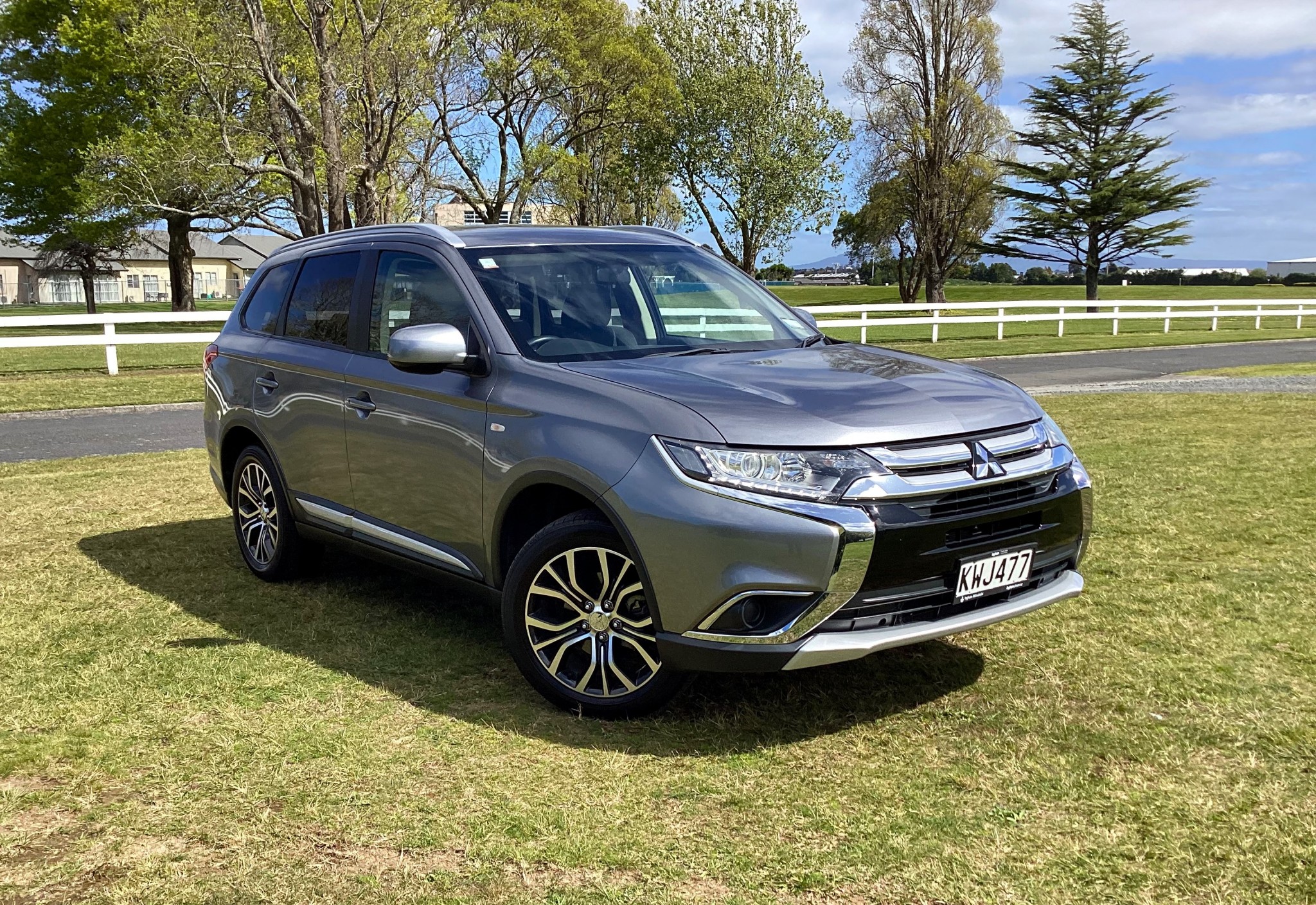 2017 Mitsubishi Outlander | LS, 2.0L Petrol, CVT, 7 Seat SUV. | 21914 | 1