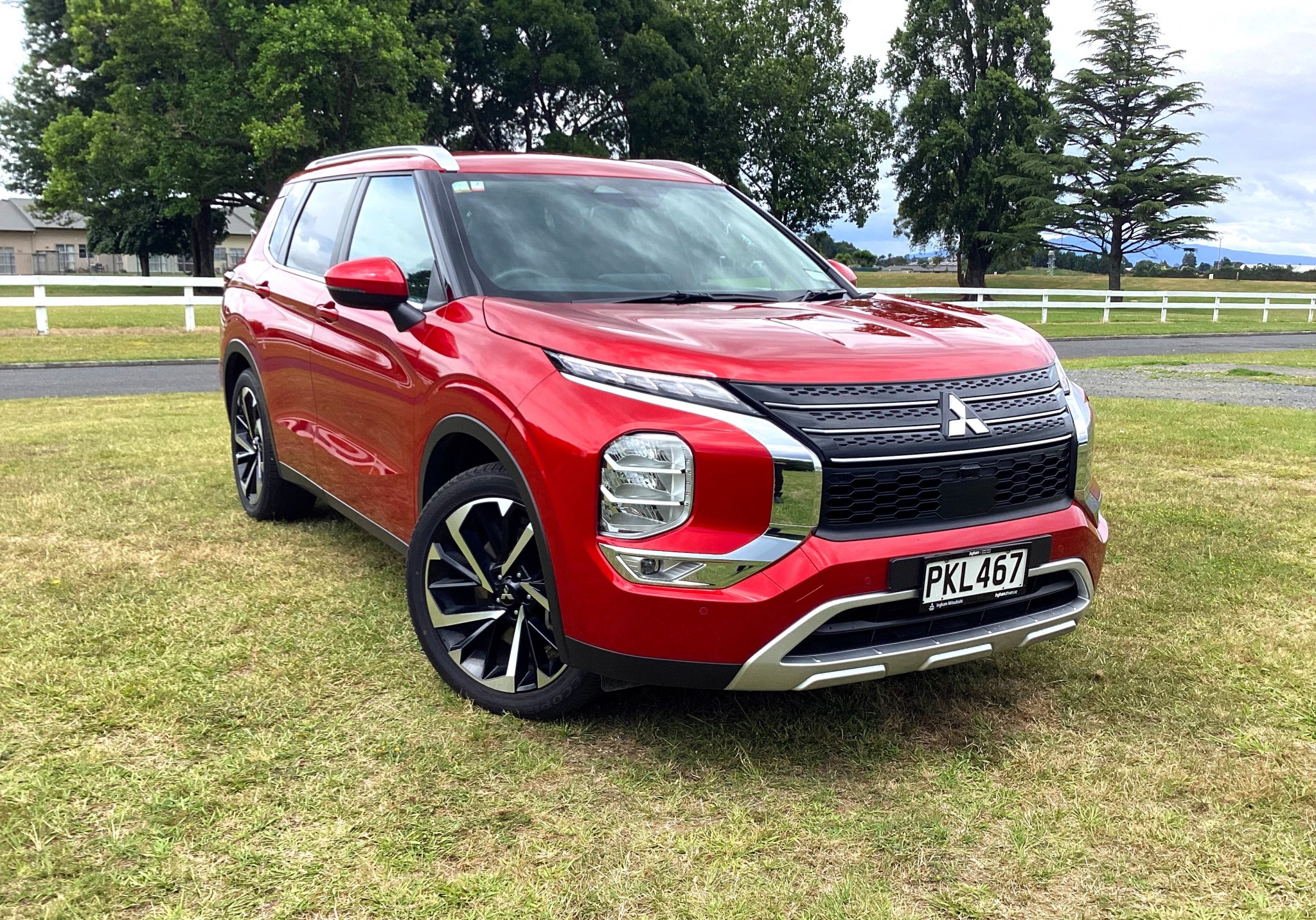 Mitsubishi Outlander 2022 | XLS 2.5L Petrol, 4WD, CVT, 7 Seat, SUV.