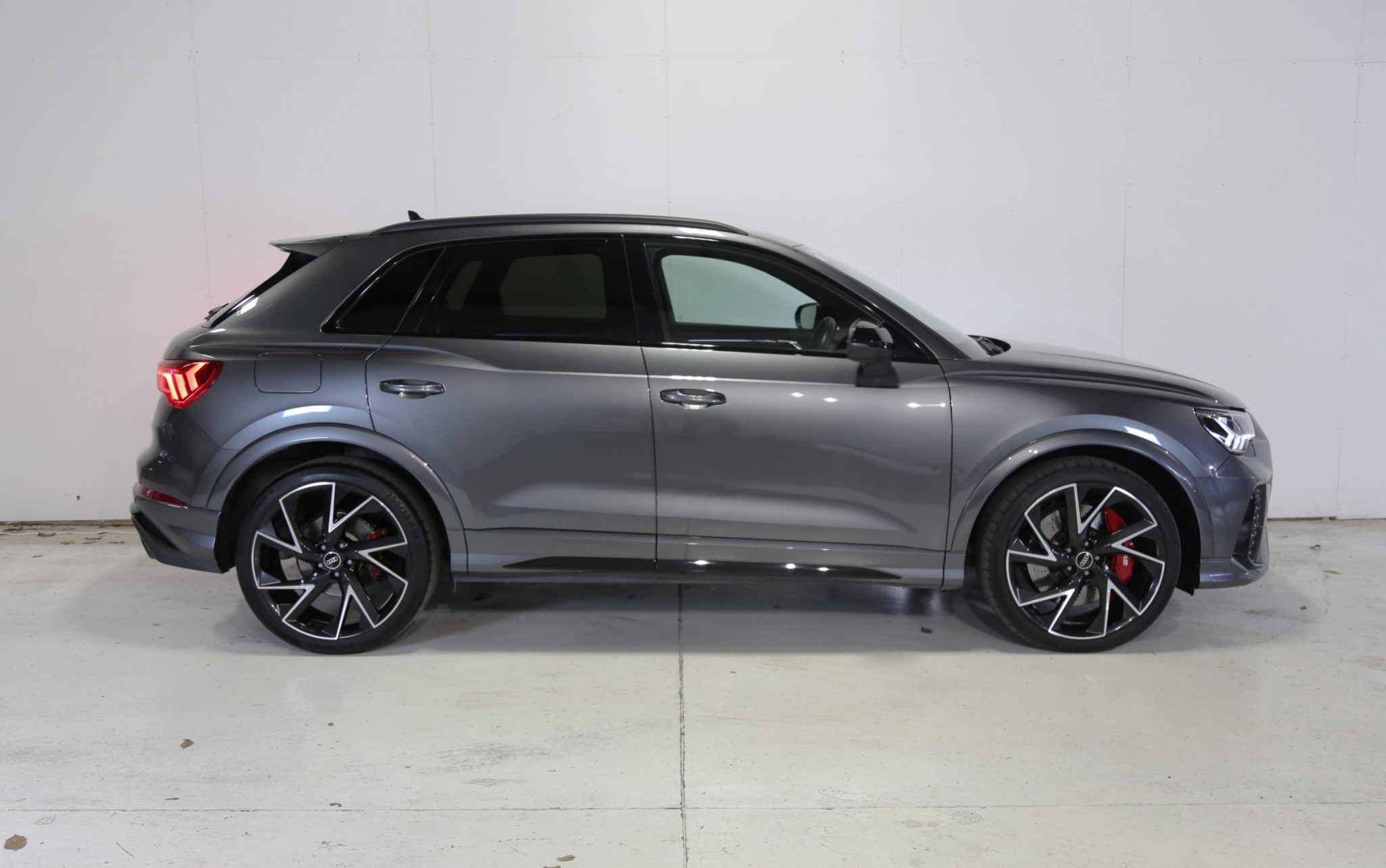 2023 Audi RSQ3 | 294 KW/400HP Quattro Black pack | 25189 | 3