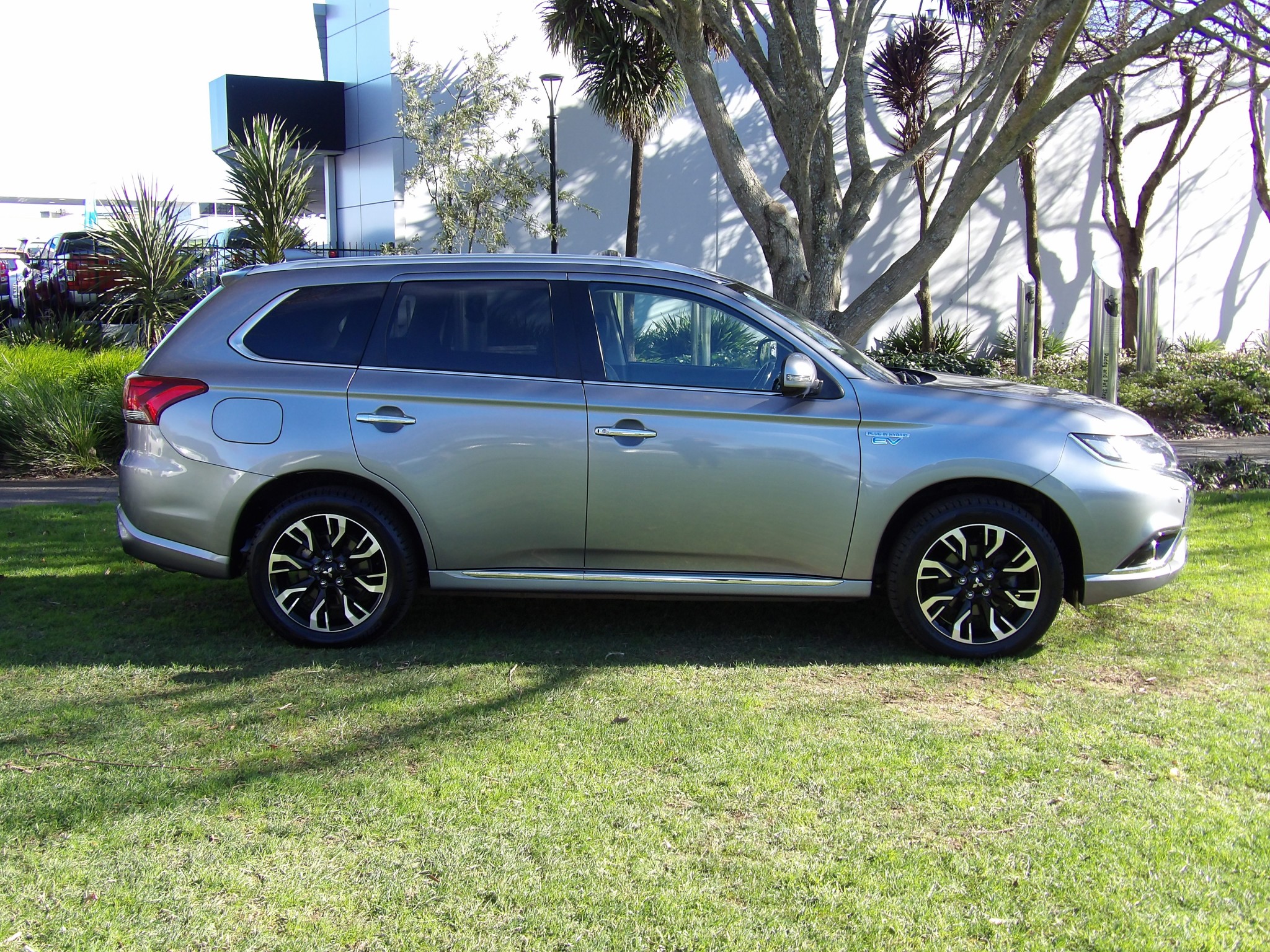 2016 Mitsubishi Outlander | VRX 2.0PHEV/4WD/1AT AUTO 5 SEAT PLUG IN HYBRID | 23979 | 3