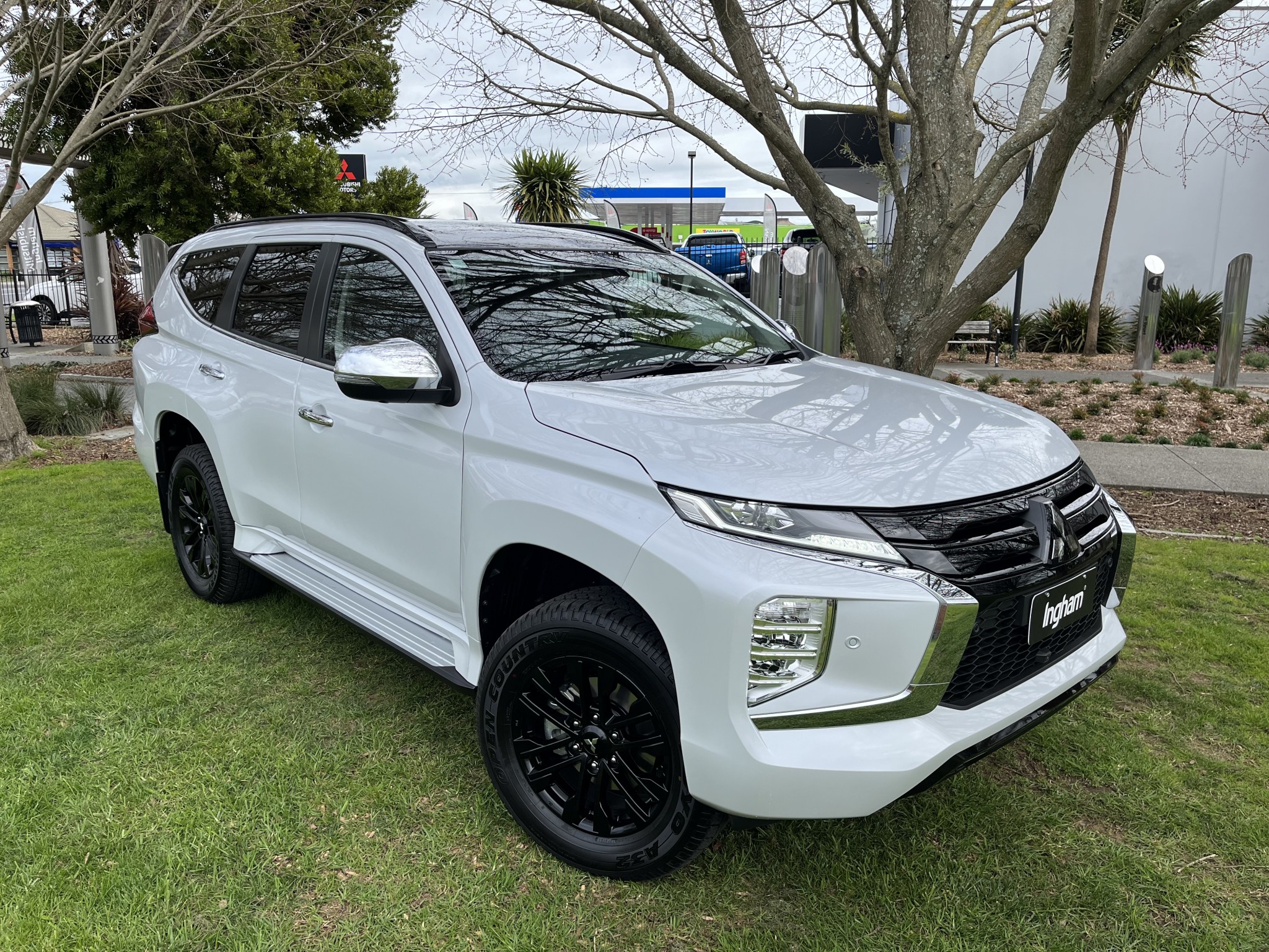 pajero sport white wallpaper