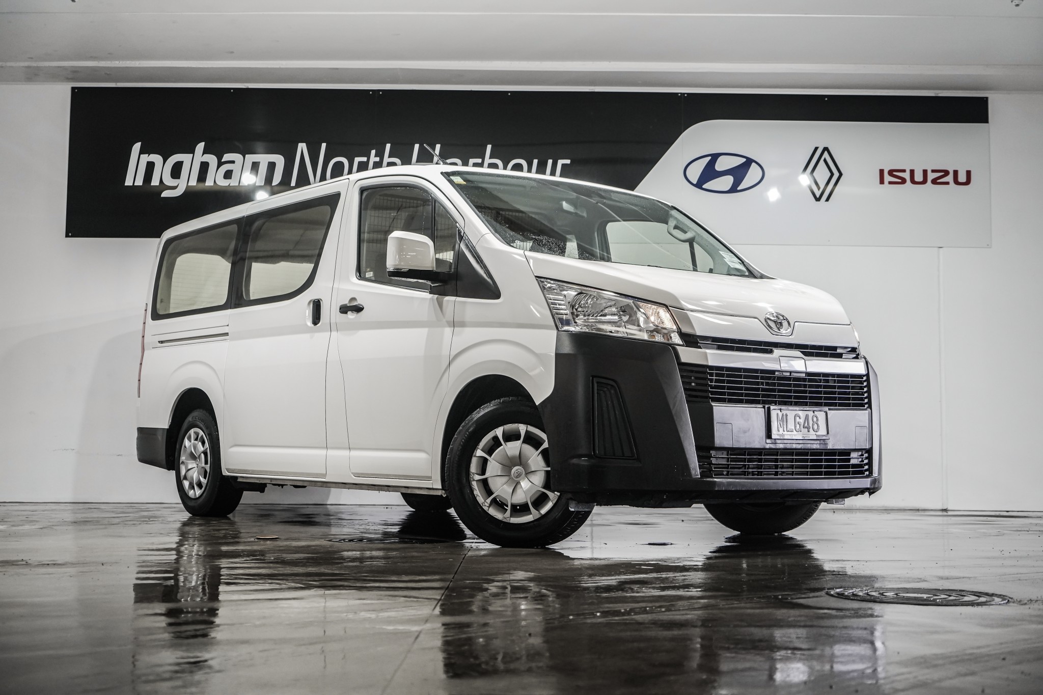 Toyota hiace commuter store deluxe 2019 price