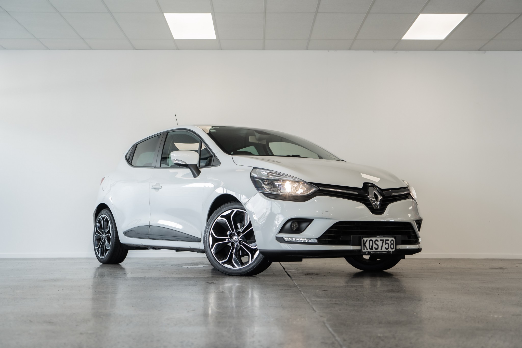 2017 Renault Clio | EXPRESSION 1.2P/6AT | 17119 | 1