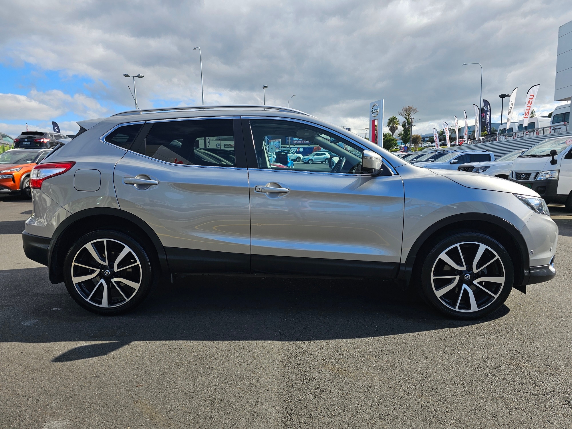 2015 Nissan Qashqai | TI 2.0P | 24476 | 5