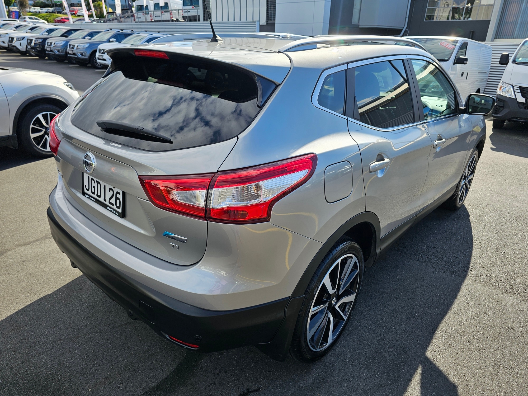 2015 Nissan Qashqai | TI 2.0P | 24476 | 6