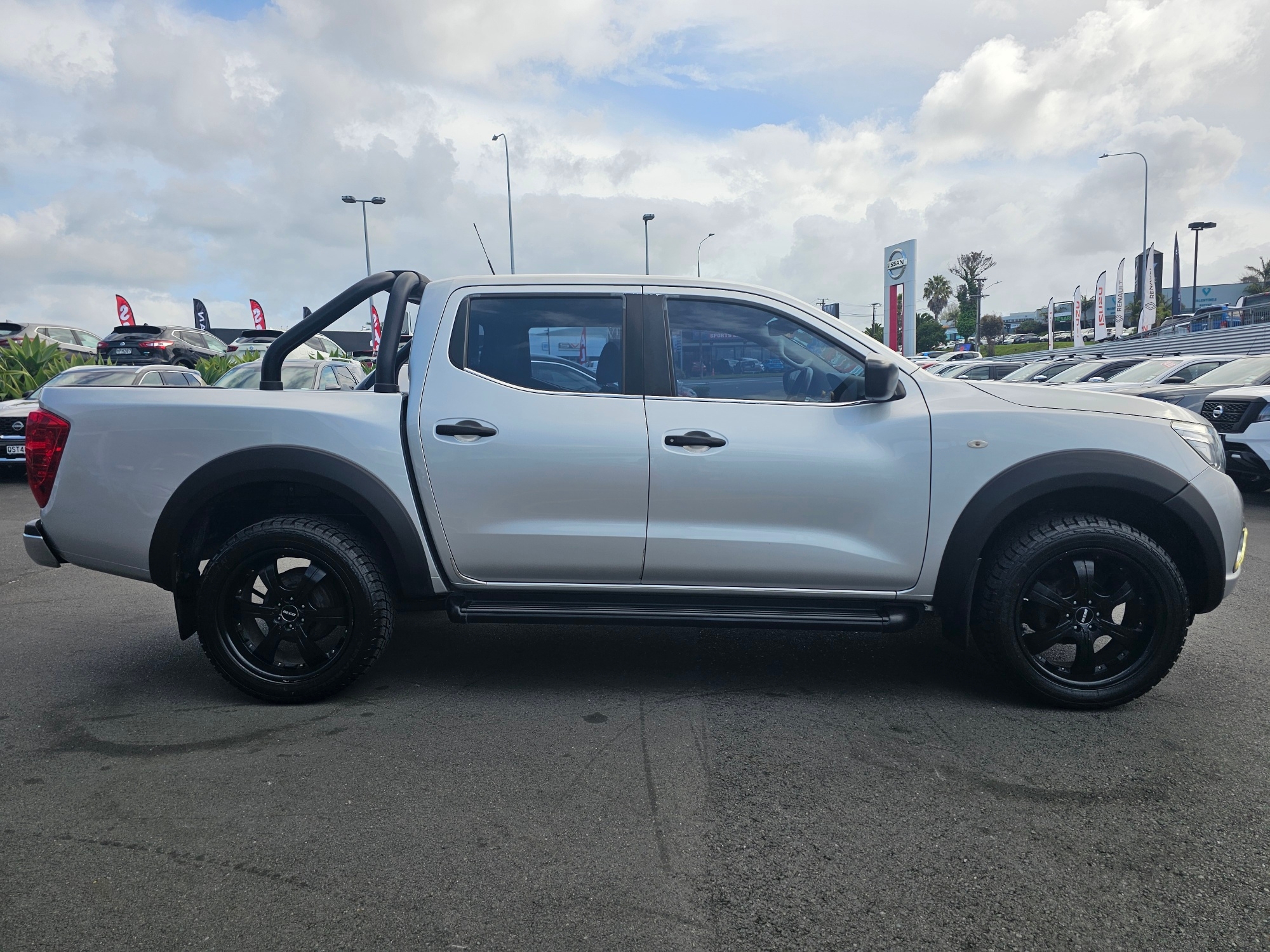 2017 Nissan Navara | DX 2.5P/6MT | 24726 | 5