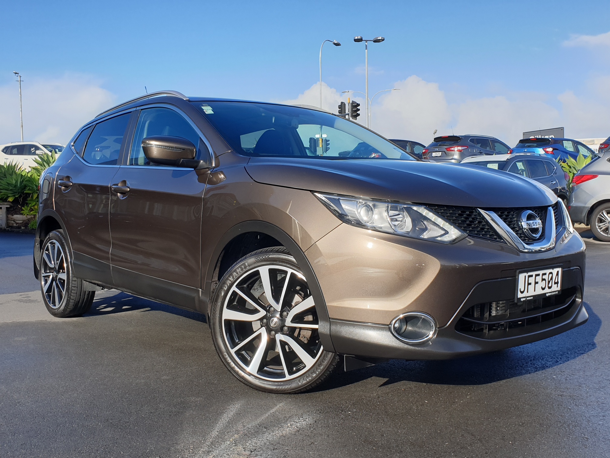 2015 Nissan Qashqai | ST-L 2.0P/1CVT/HA/5D | 15077 | 1