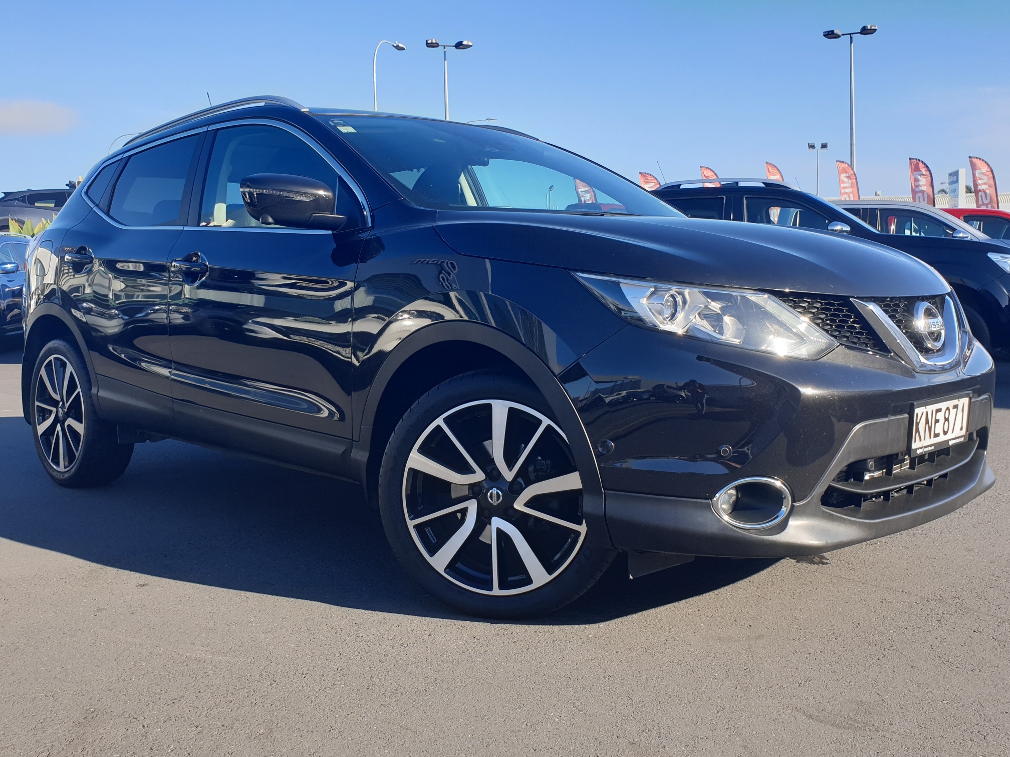 2017 Nissan Qashqai | TI 2.0P/1CVT/HA/5DR | 15626 | 1