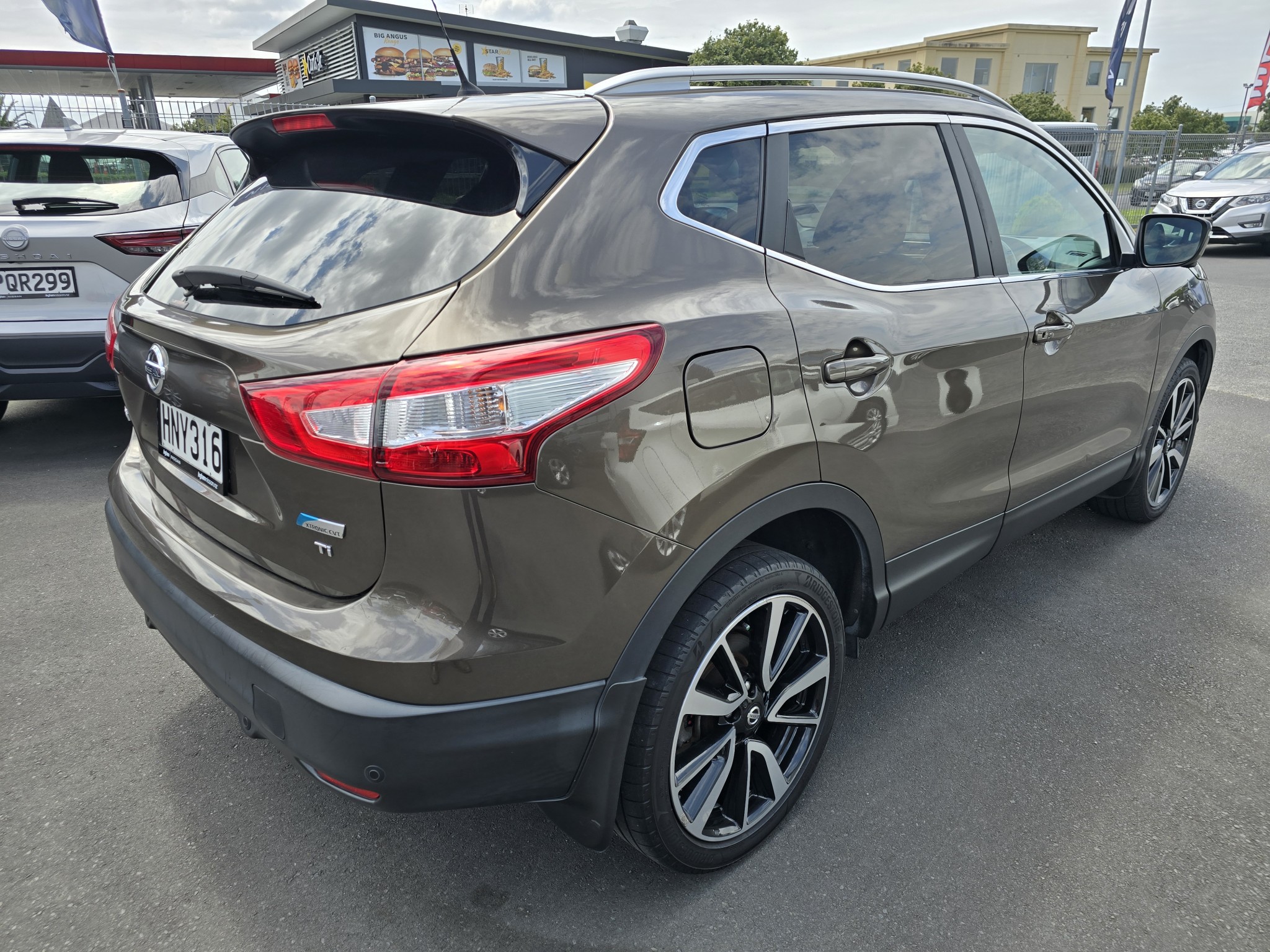 2014 Nissan Qashqai | TI 2.0P/1CVT/HA/5DR | 24944 | 7