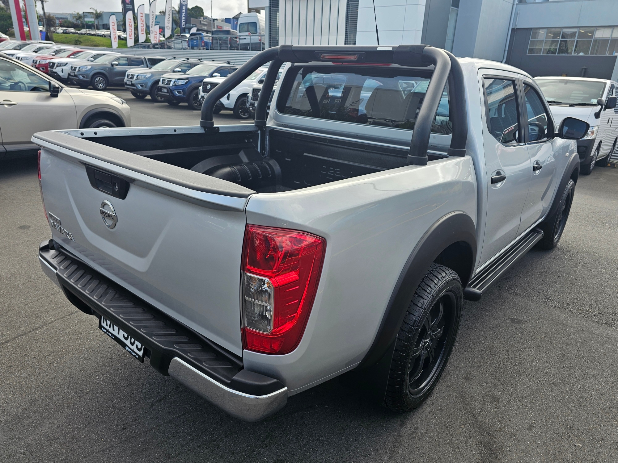 2017 Nissan Navara | DX 2.5P/6MT | 24726 | 7