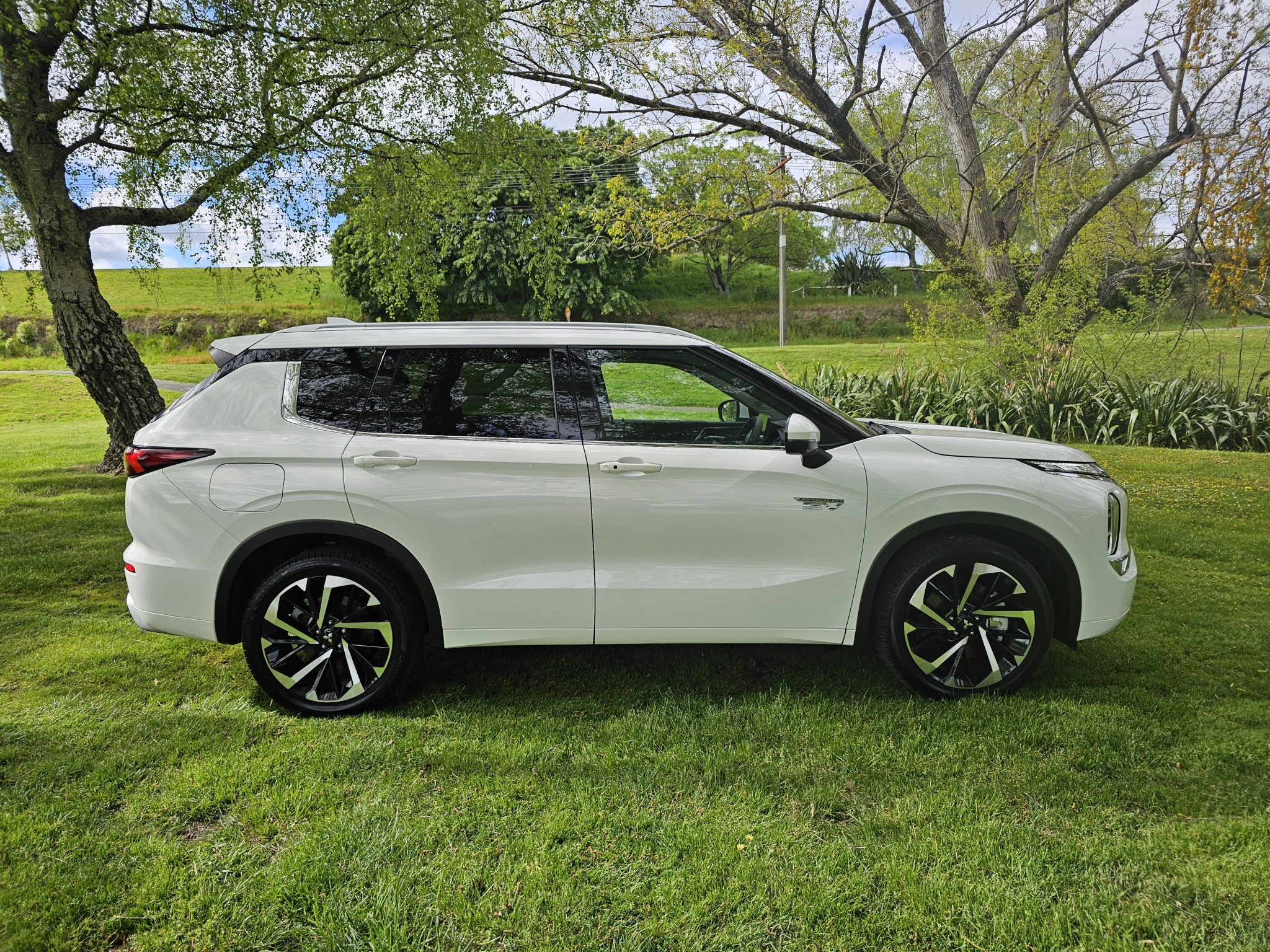 2023 Mitsubishi Outlander | VRX PHEV/4WD/AT | 24999 | 2