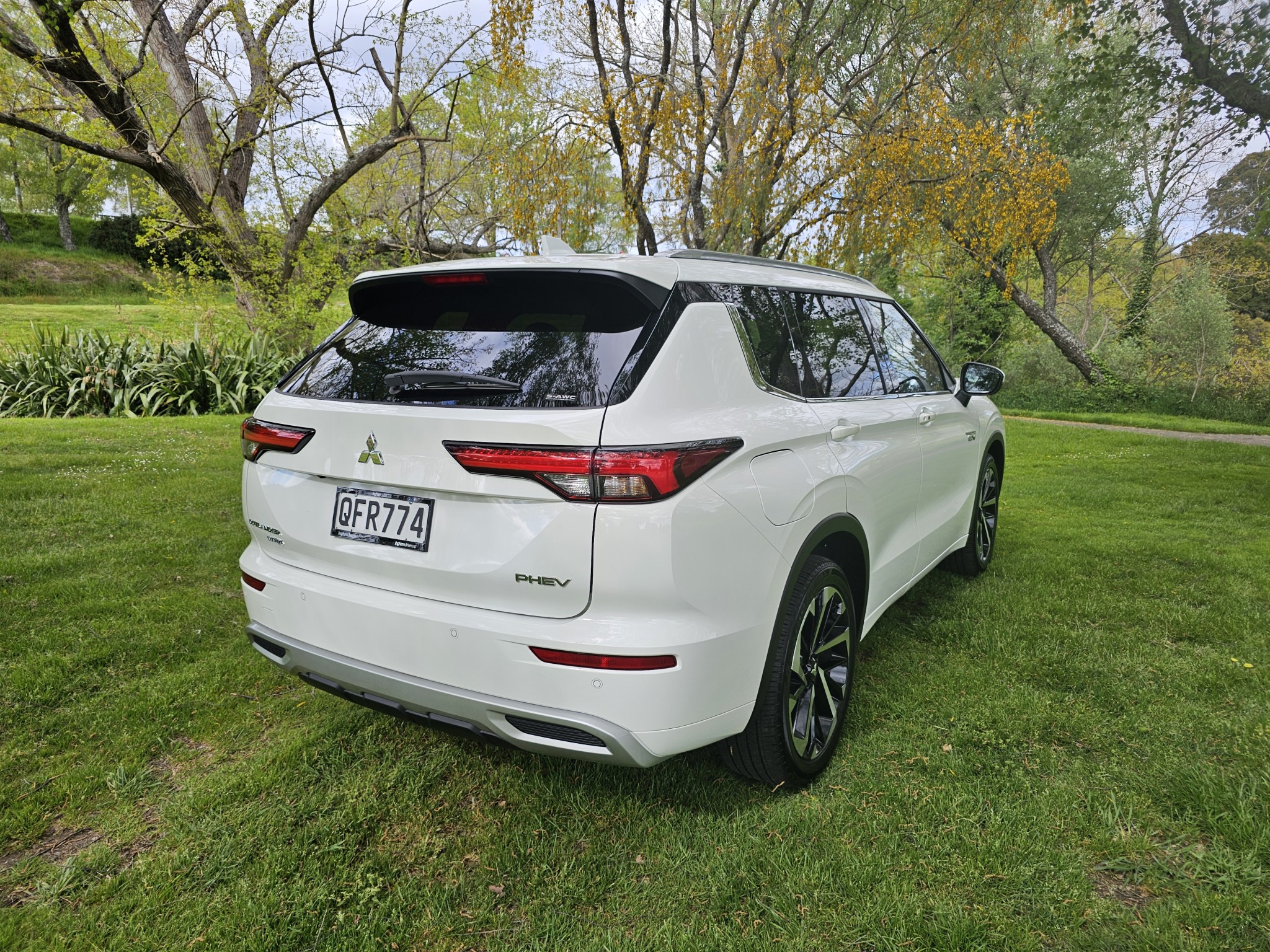 2023 Mitsubishi Outlander | VRX PHEV/4WD/AT | 24999 | 3