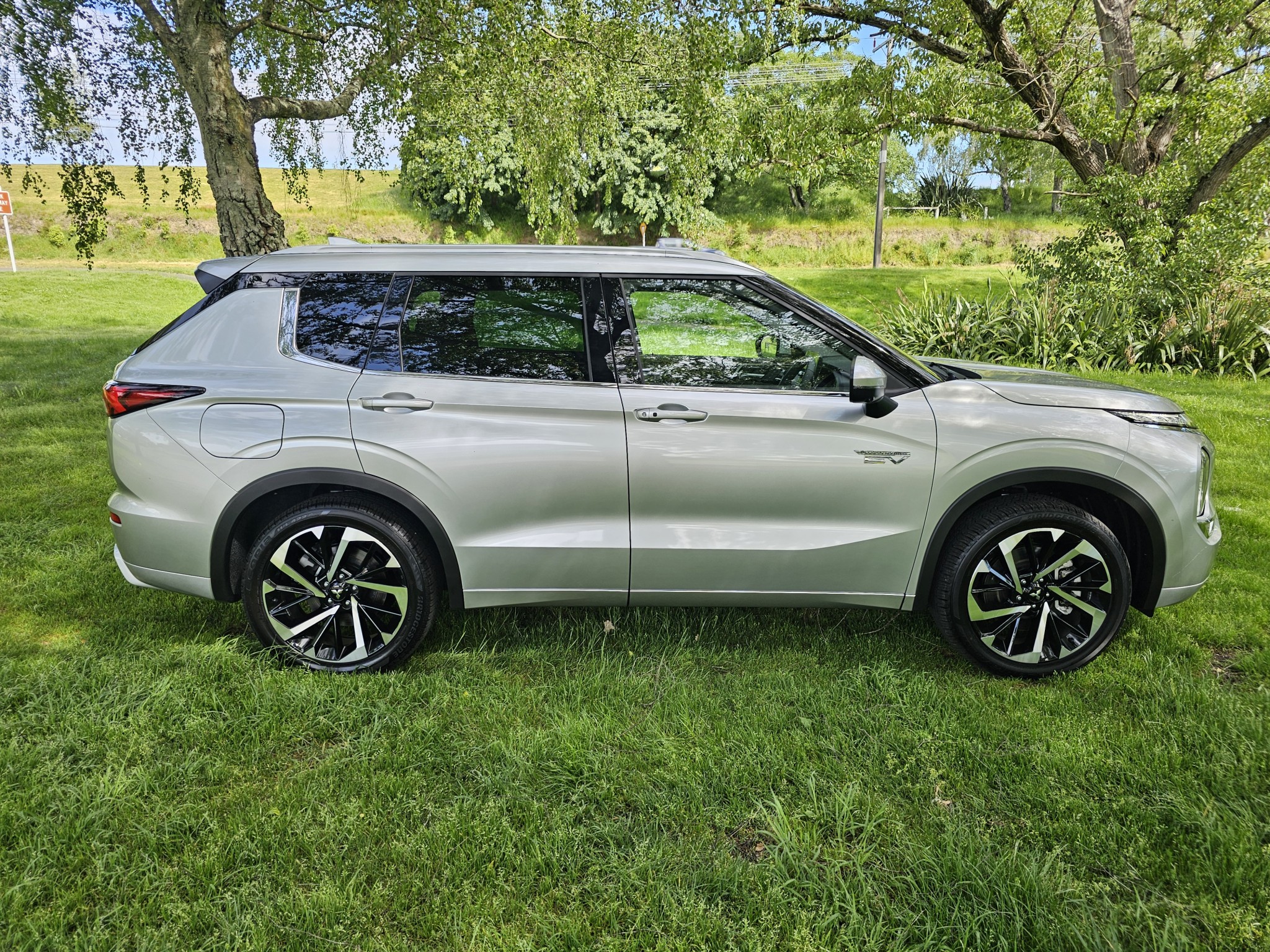 2023 Mitsubishi Outlander | VRX PHEV/4WD/AT | 25136 | 2